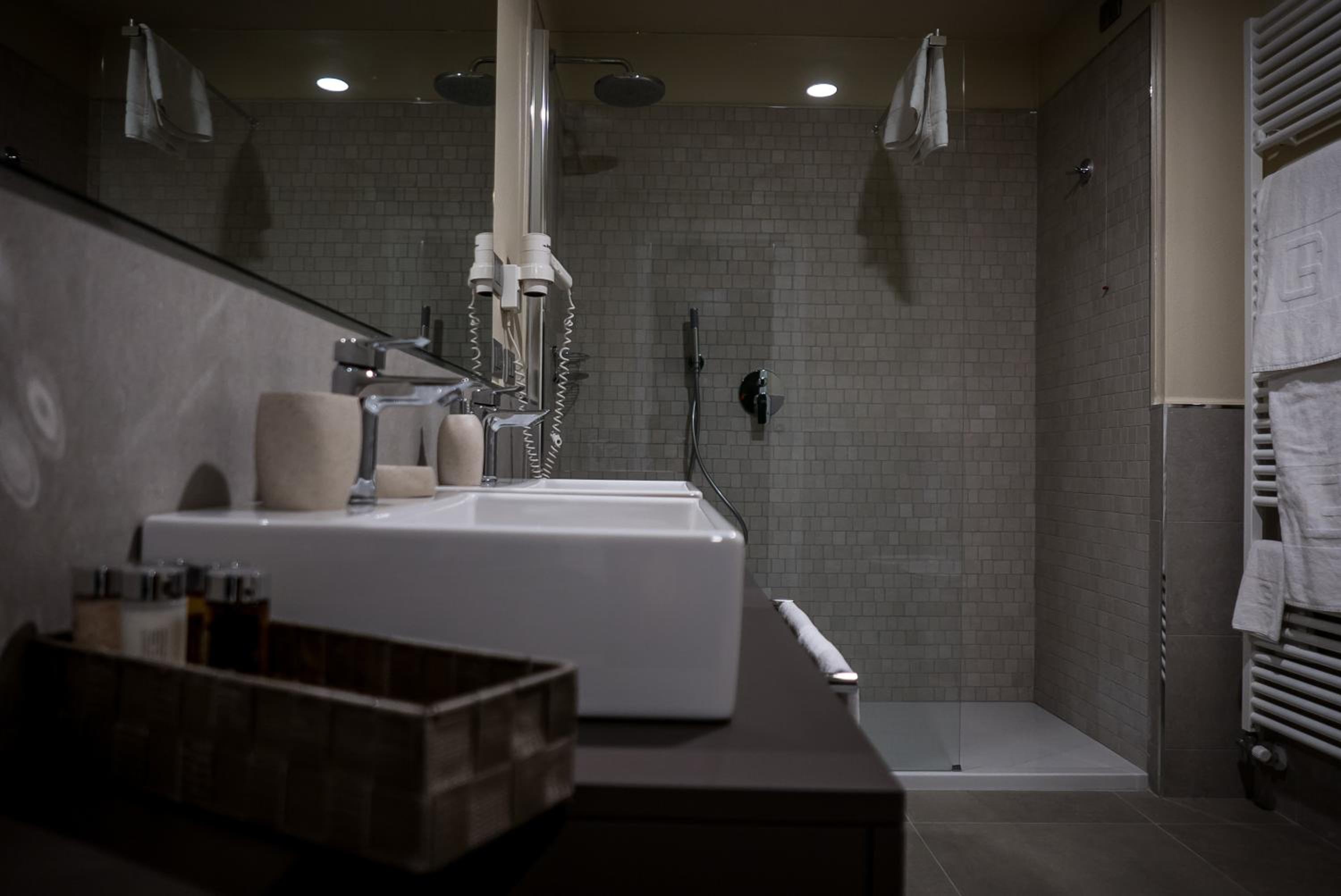Suite with Hot Tub - Photo 2