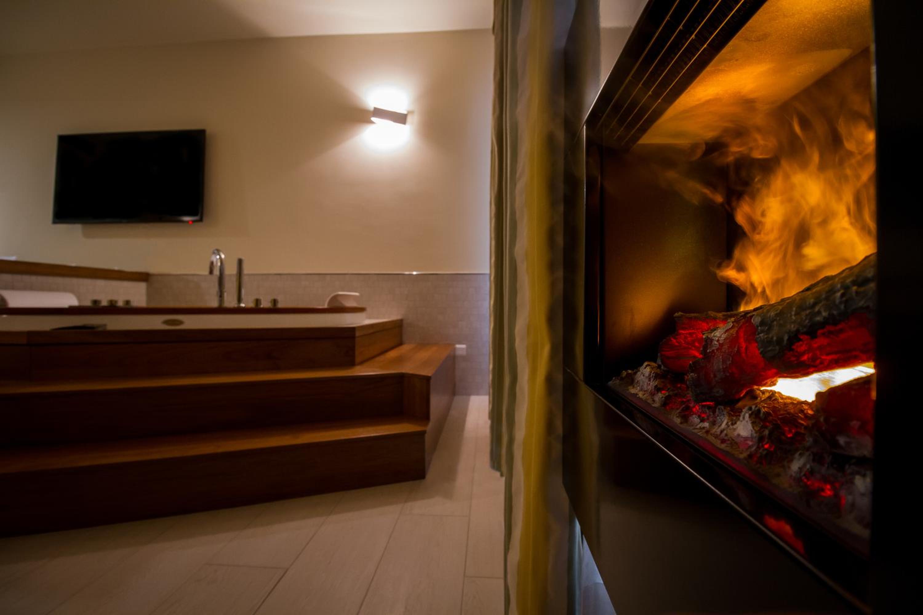 Suite with Hot Tub - Photo 5