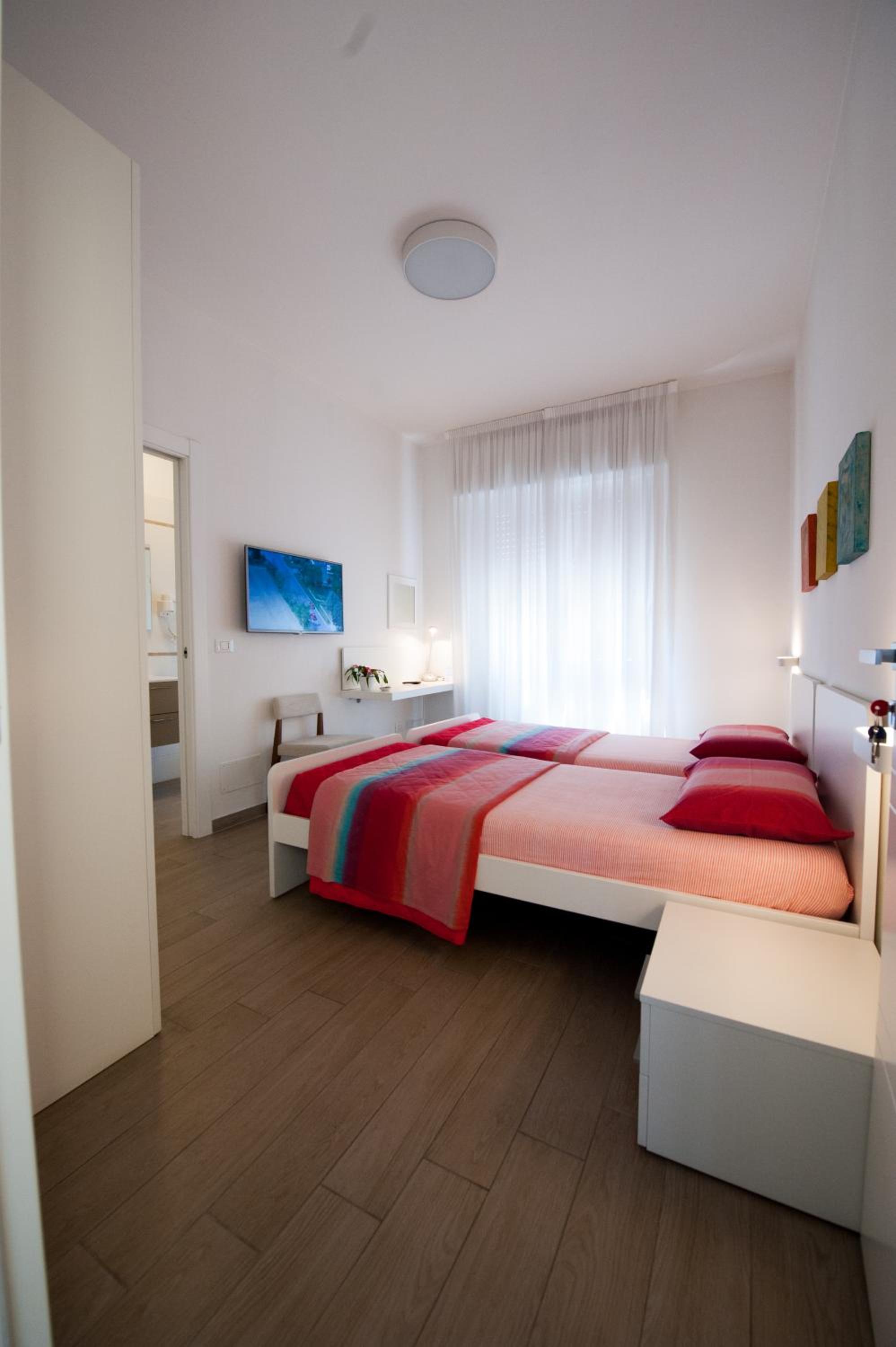 Twin Room with Private Bathroom - Photo 3