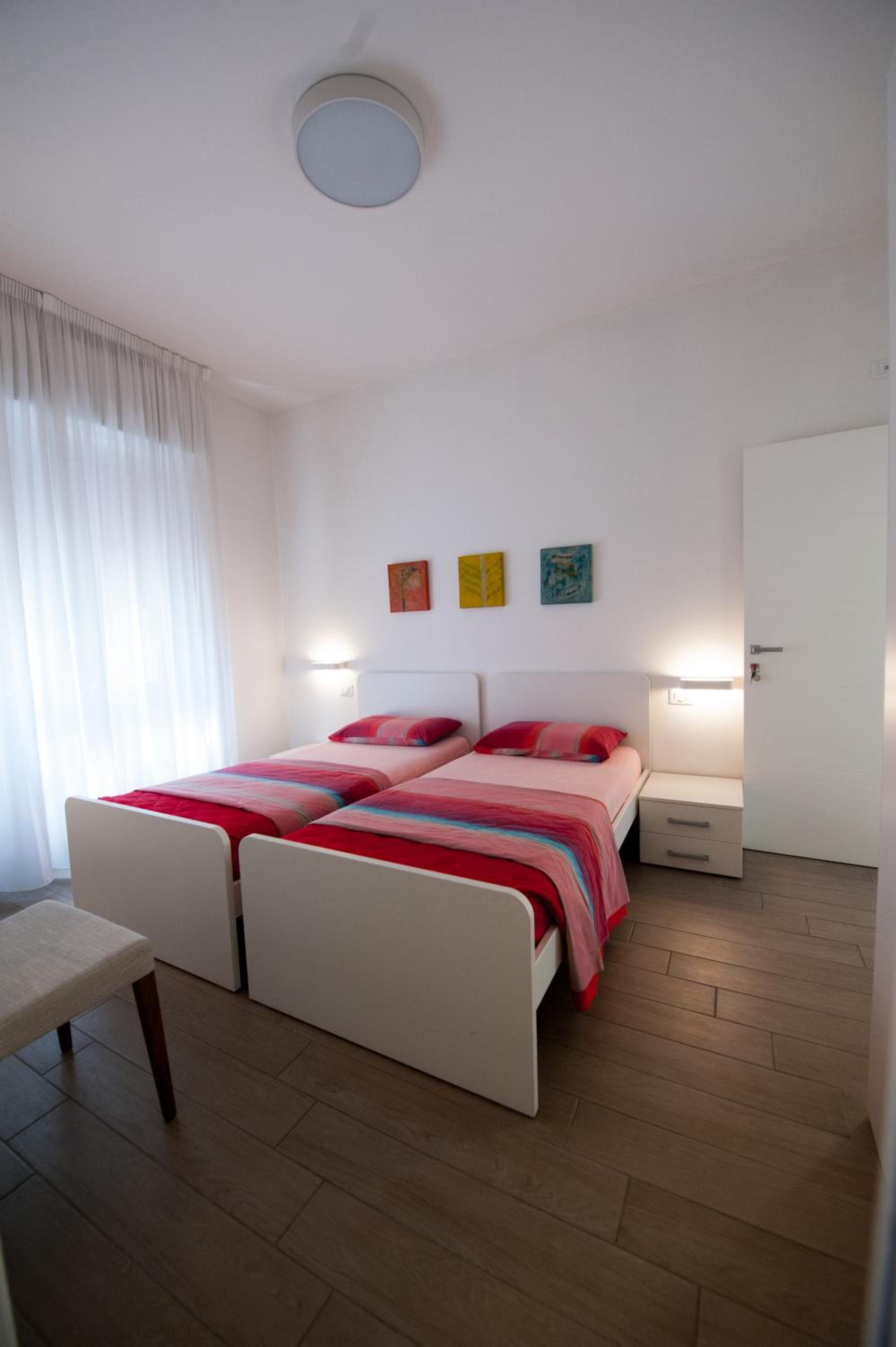 Twin Room with Private Bathroom - Photo 2