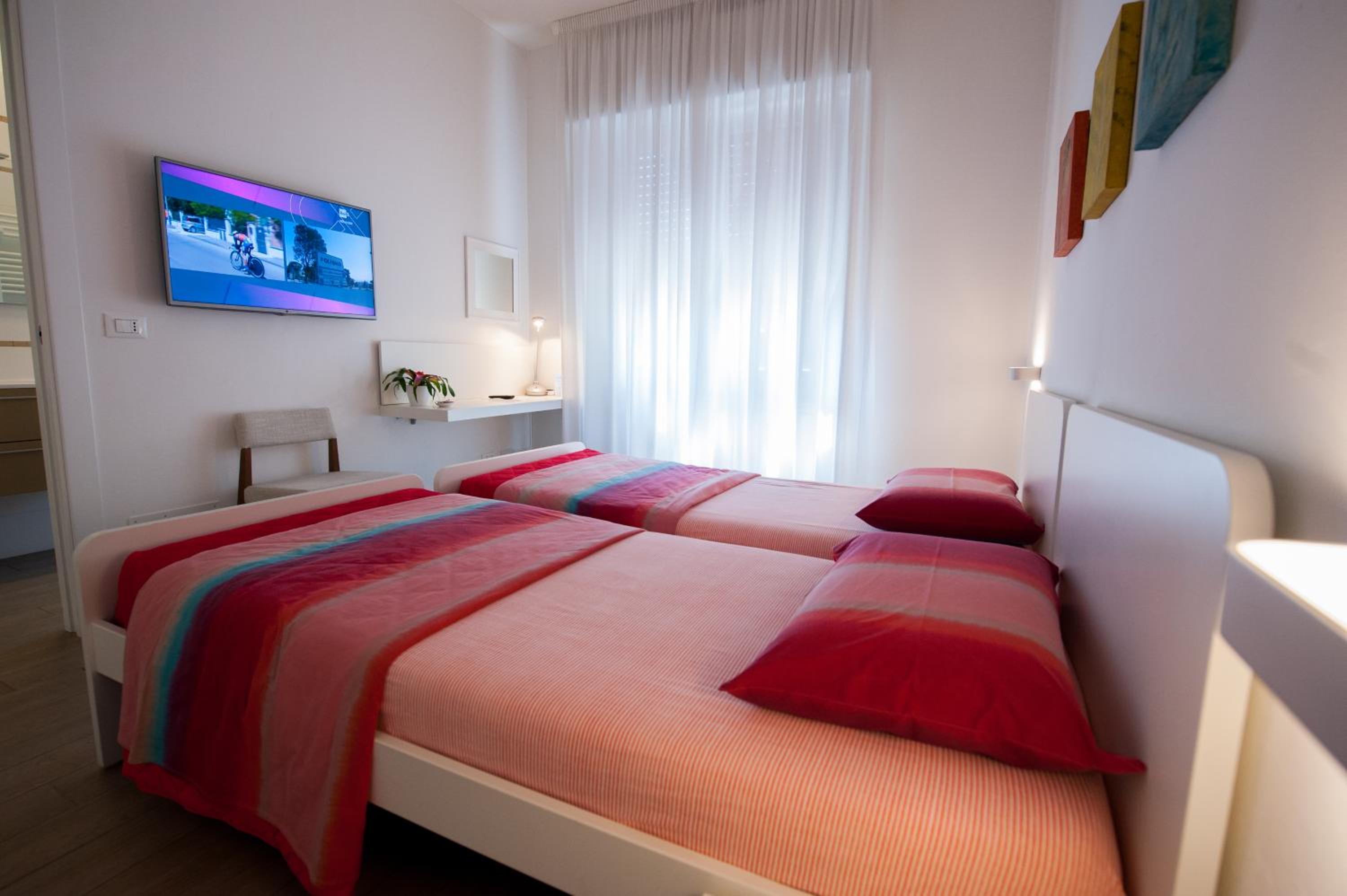 Twin Room with Private Bathroom - Photo 4