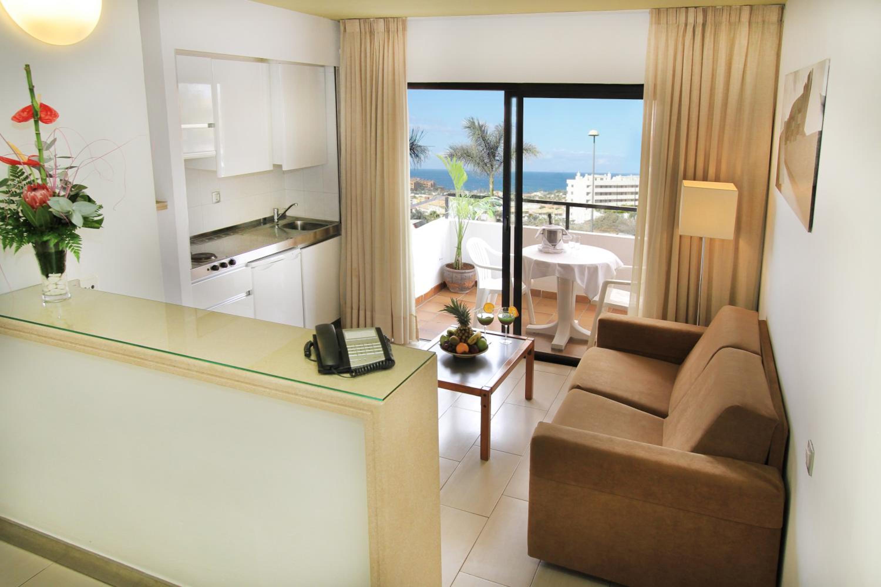 Studio with Balcony (2 Adults) - Photo 8