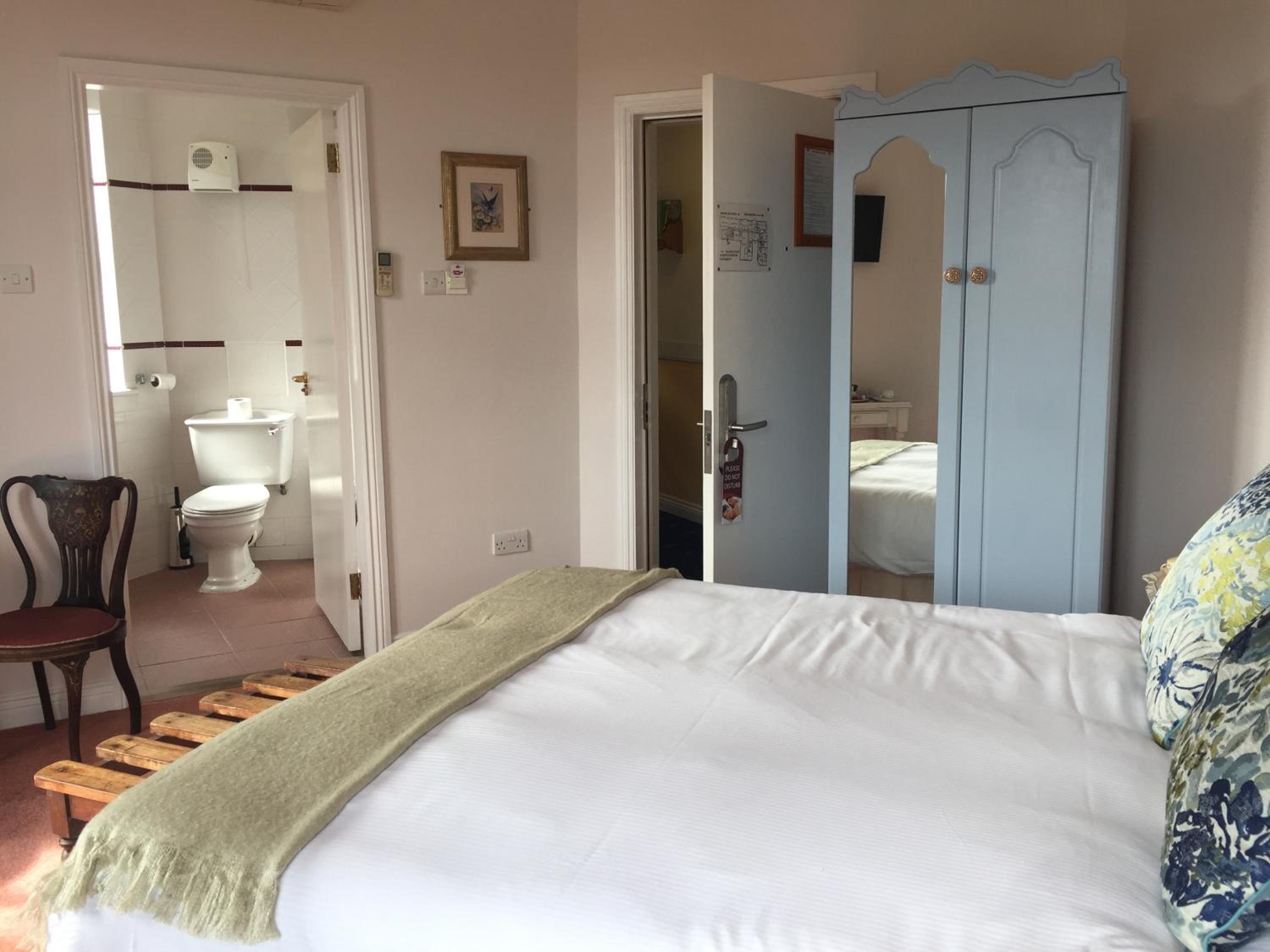 Classic Double Room with Balcony thumbnail 6