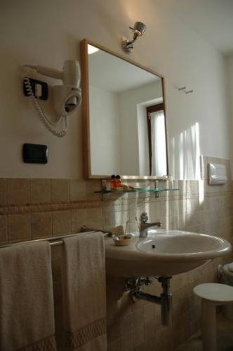 Standard Double Room - Photo 6