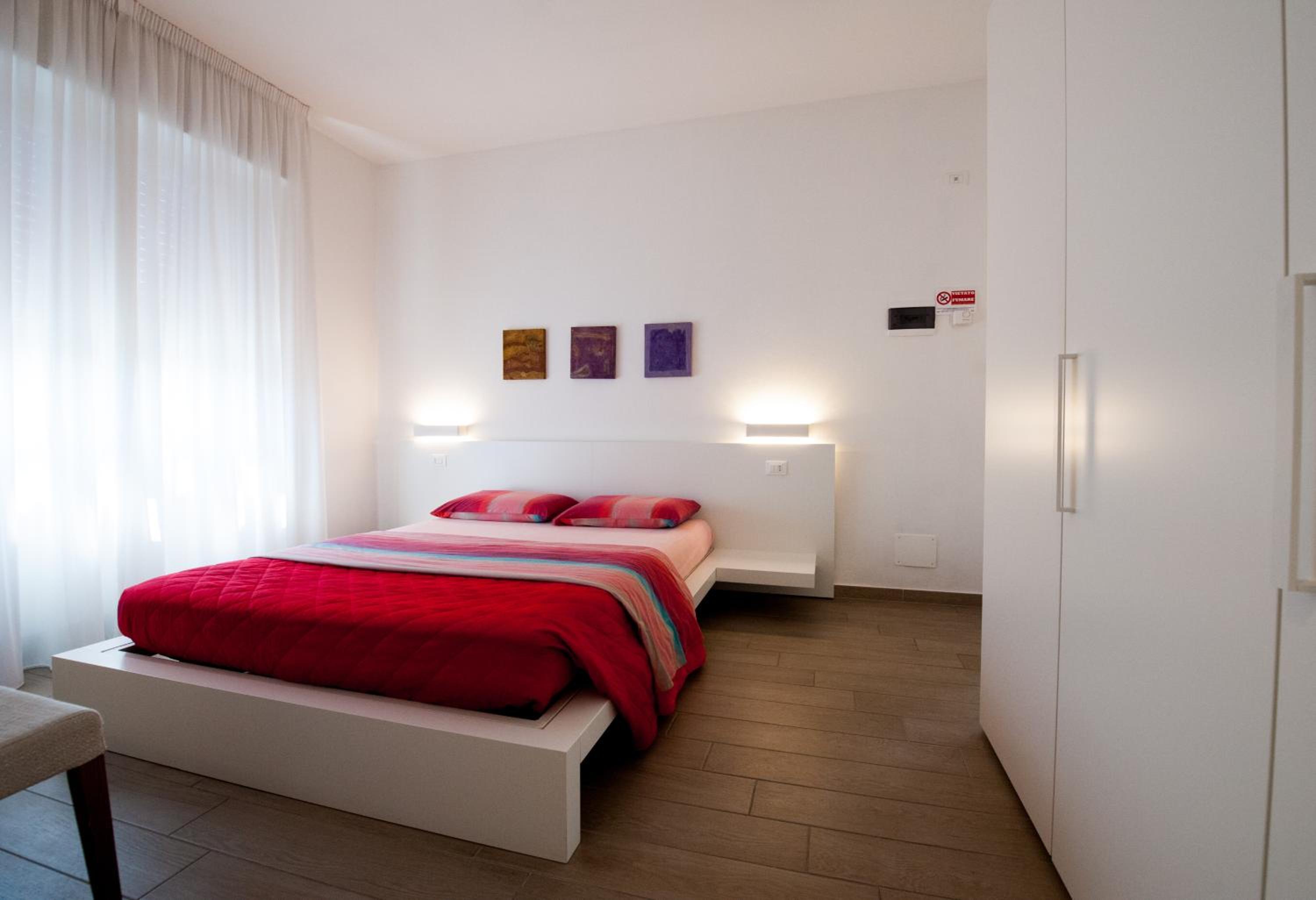 Double Room with Private Bathroom - Photo 2