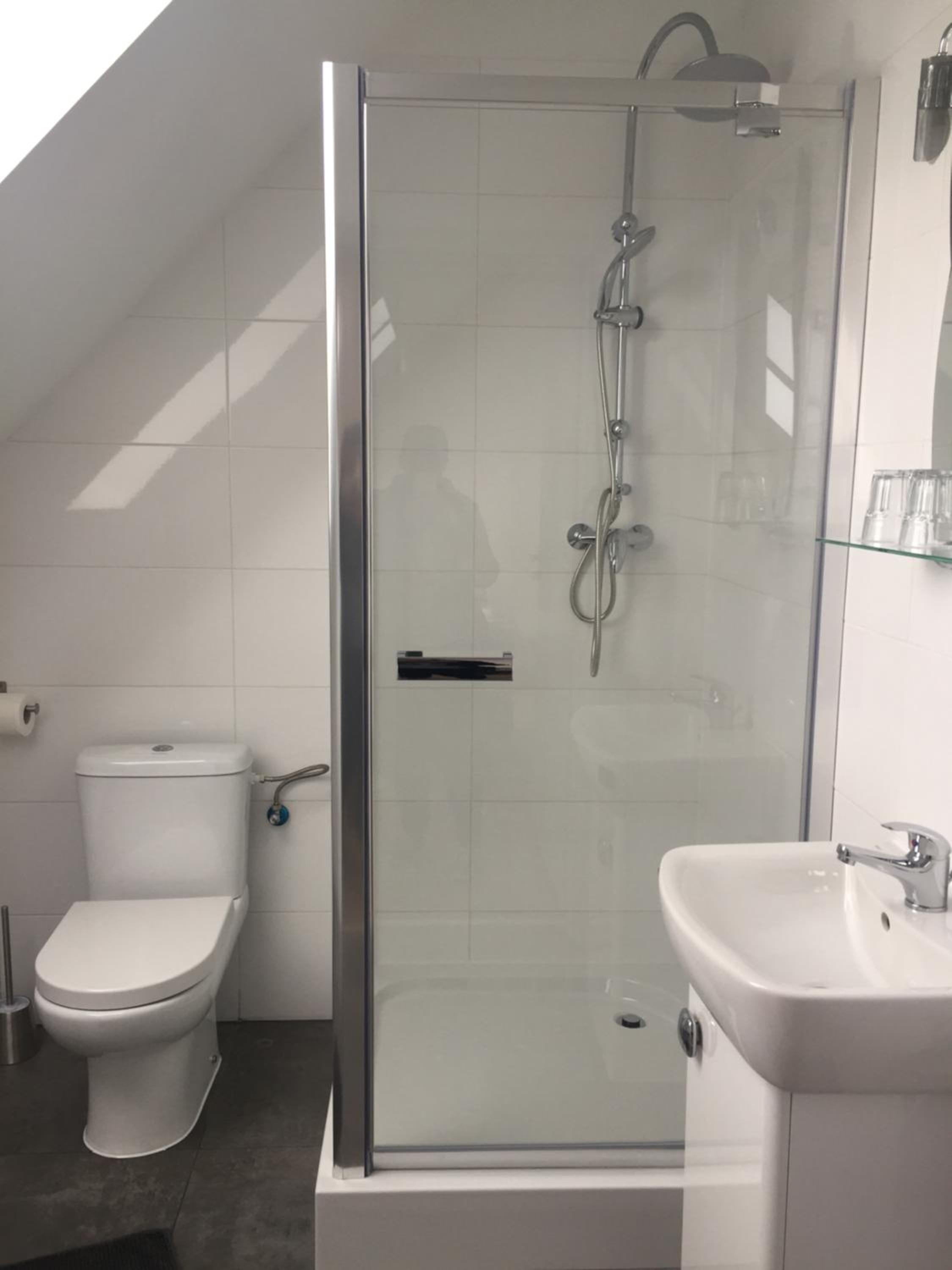 Twin Room with Bathroom - Photo 4