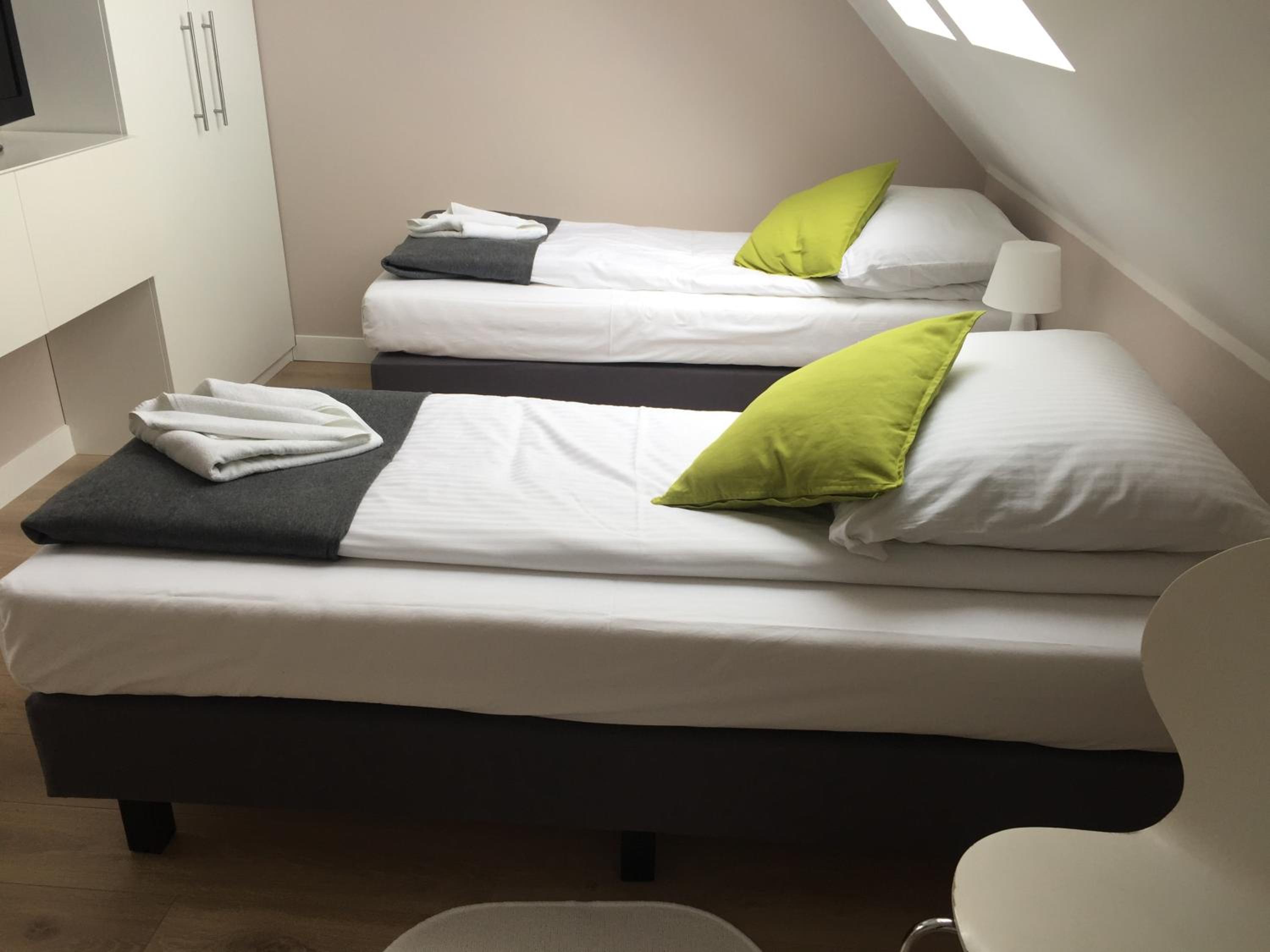 Twin Room with Bathroom - Photo 1