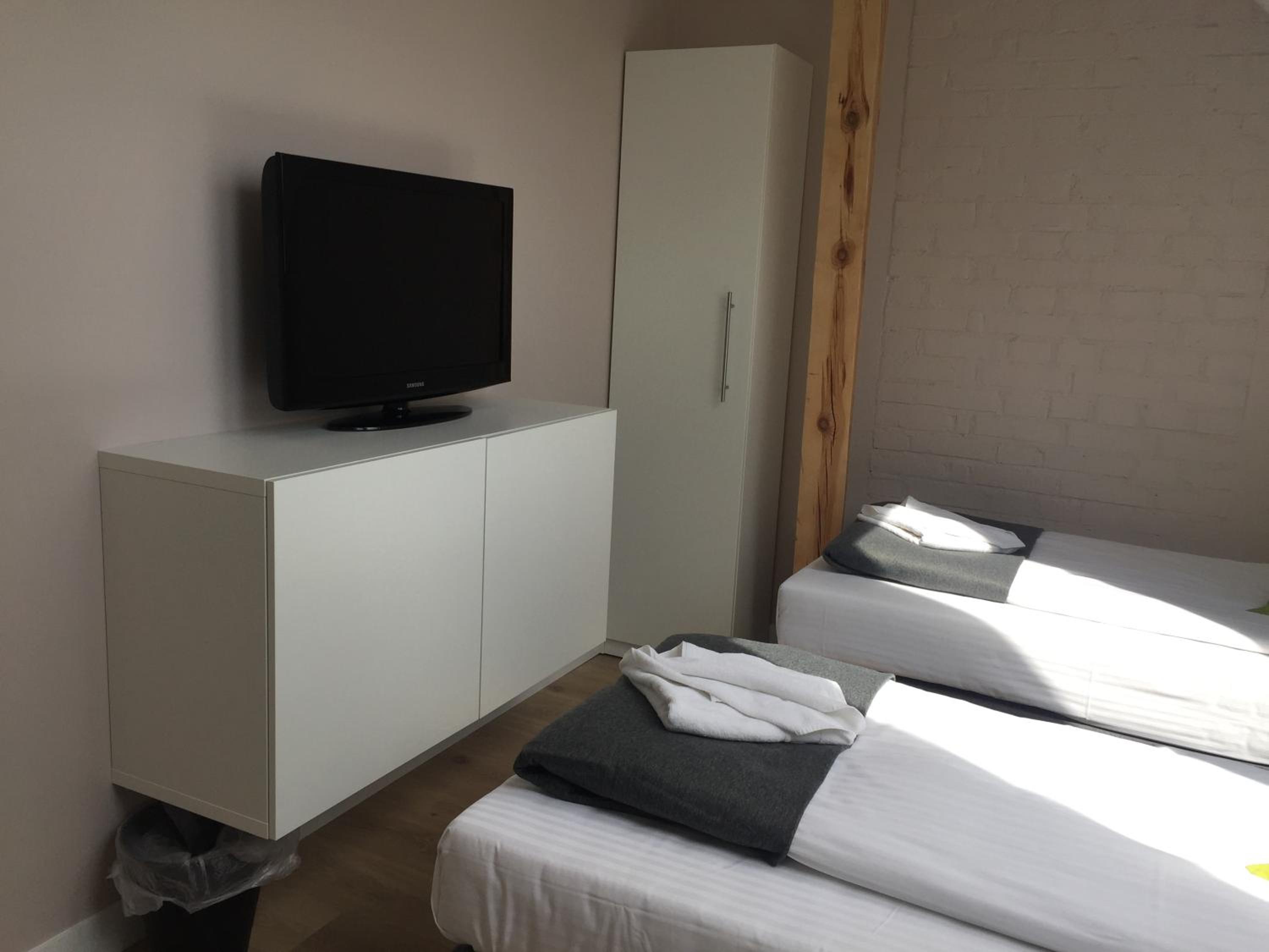 Twin Room with Bathroom - Photo 2