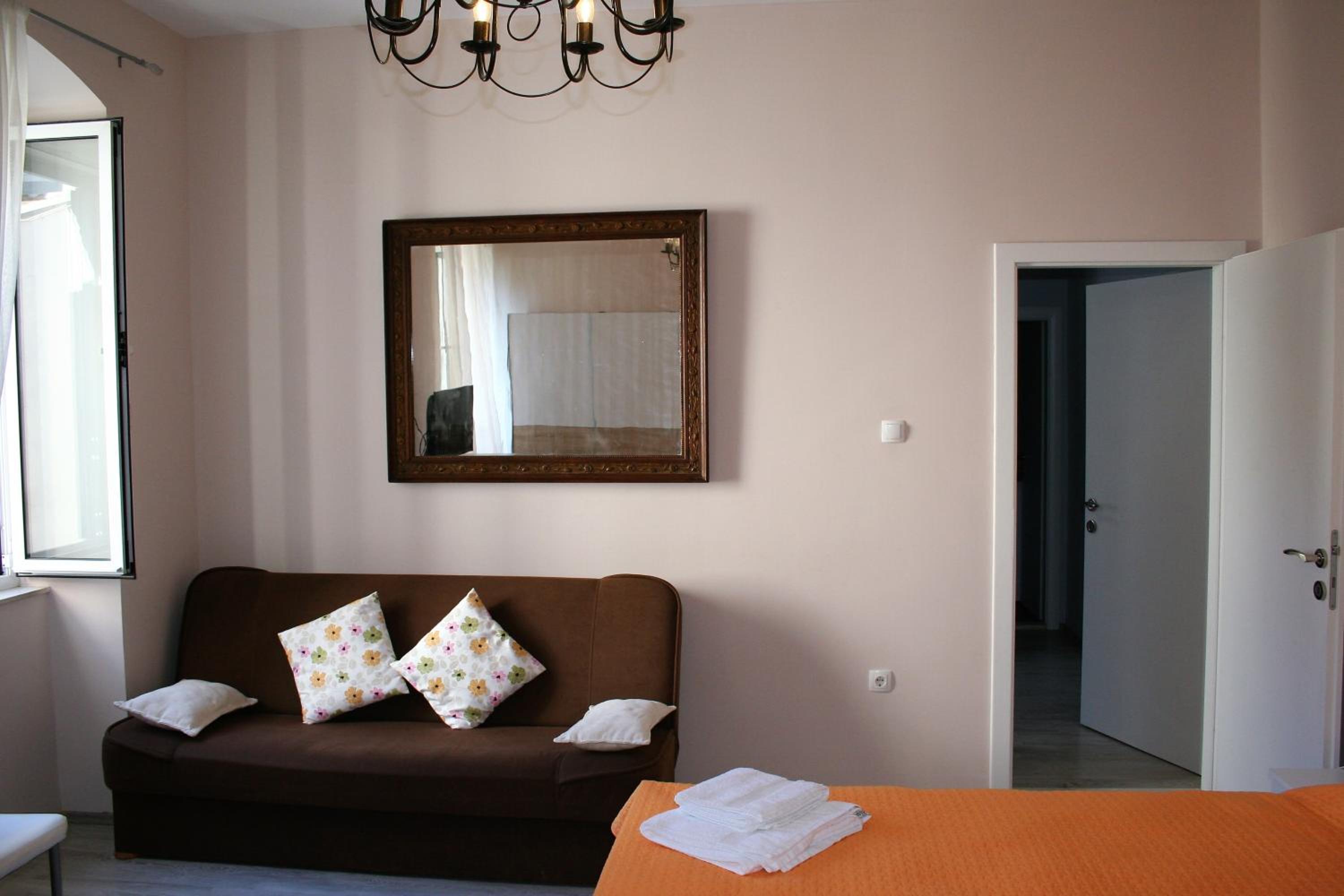 One-Bedroom Apartment - Photo 9