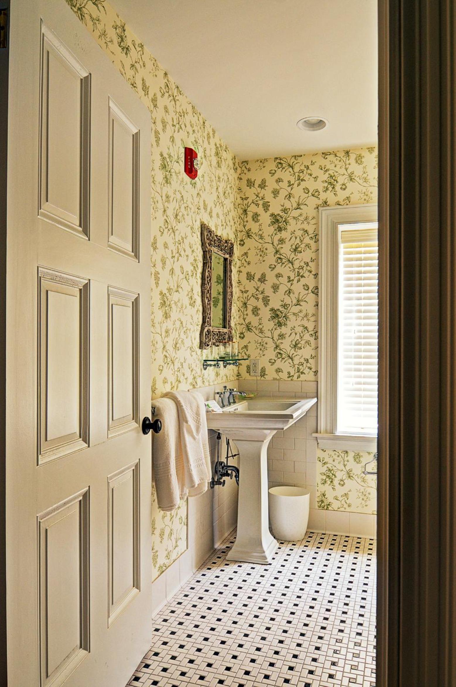 Queen Room photo 2