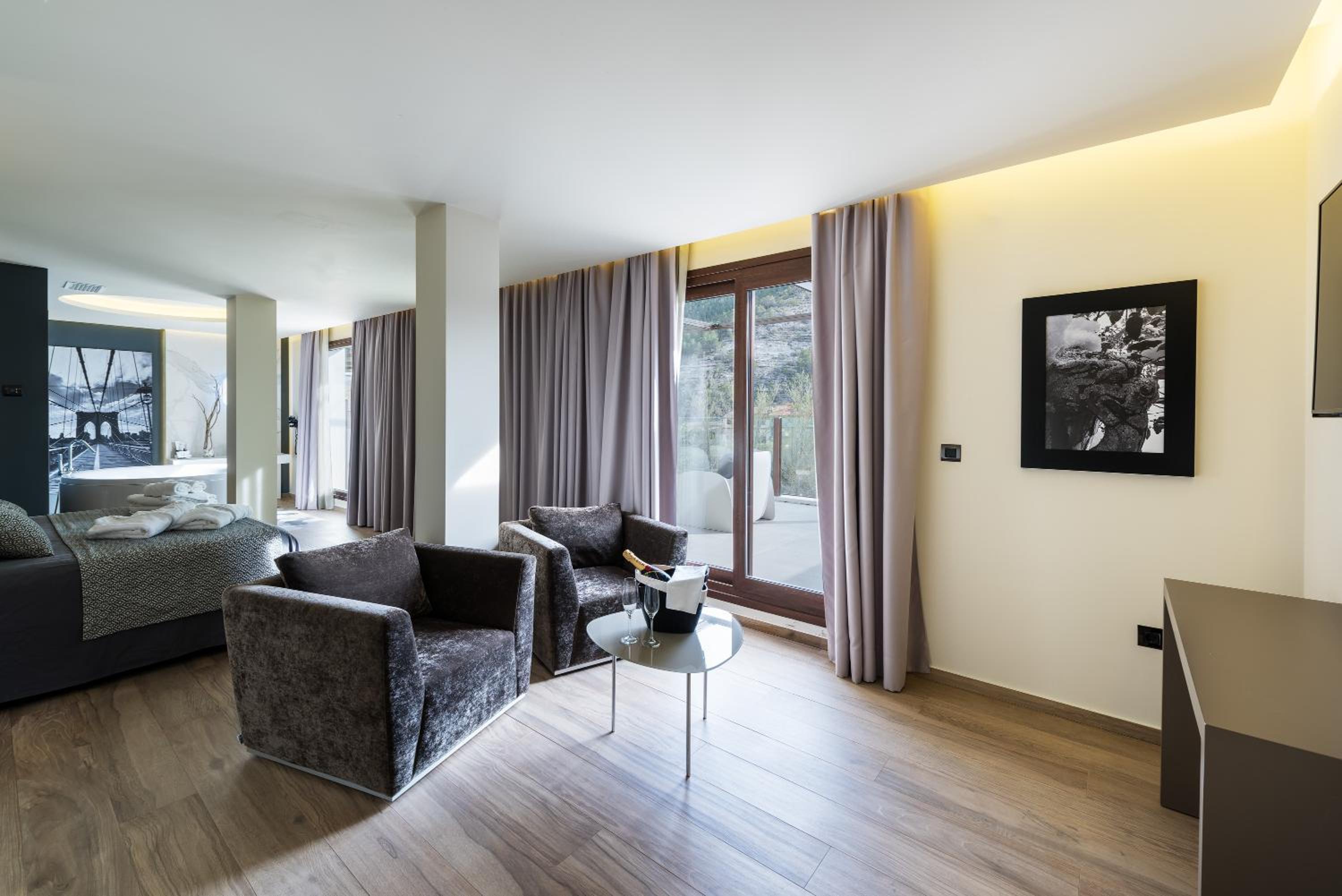 King Suite with Spa Bath photo 2