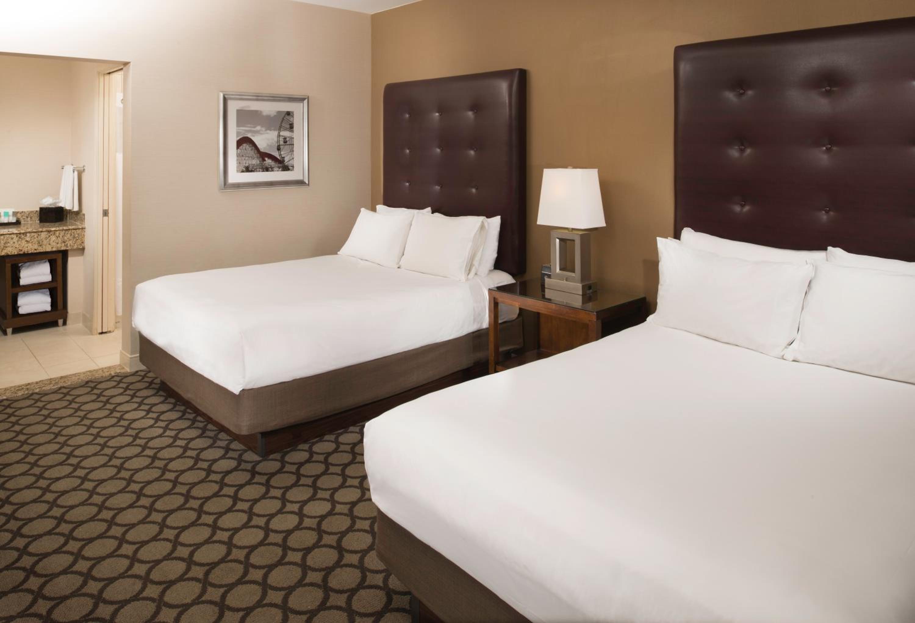 Two-Bedroom Queen Suite - Photo 2