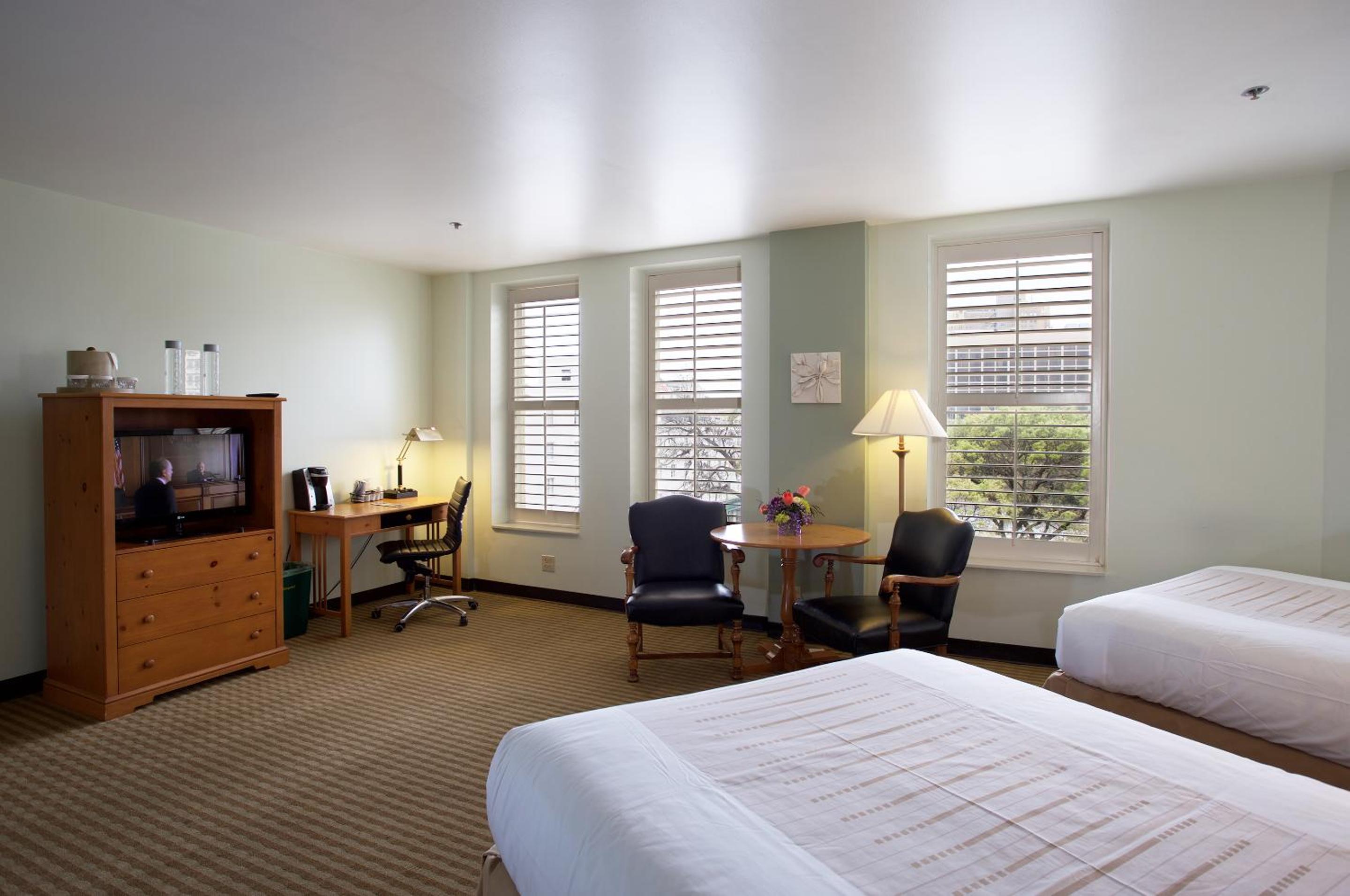 Deluxe Queen Room with Two Queen Beds - Photo 5