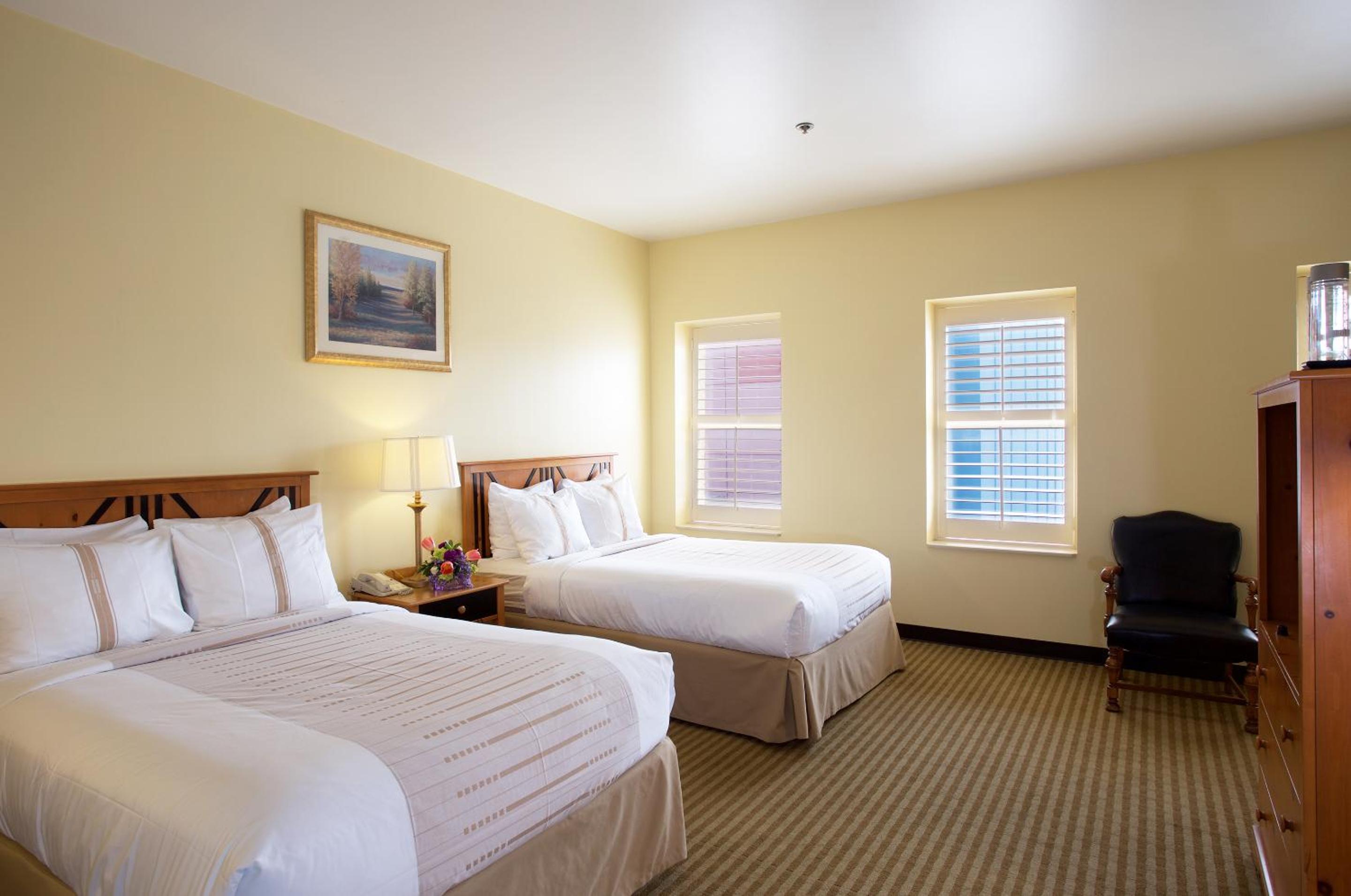 Deluxe Queen Room with Two Queen Beds - Photo 4