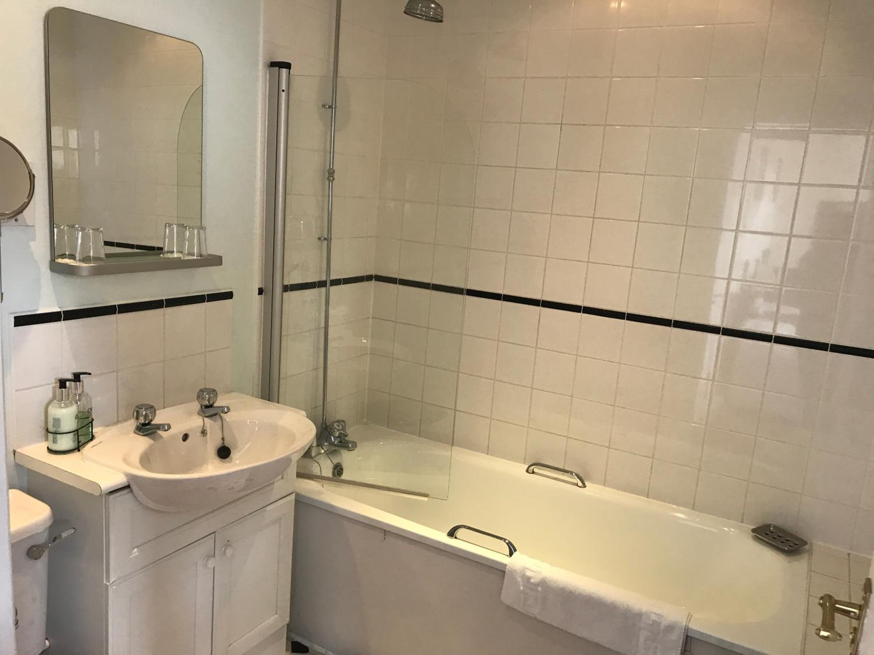 Twin Room - Photo 2