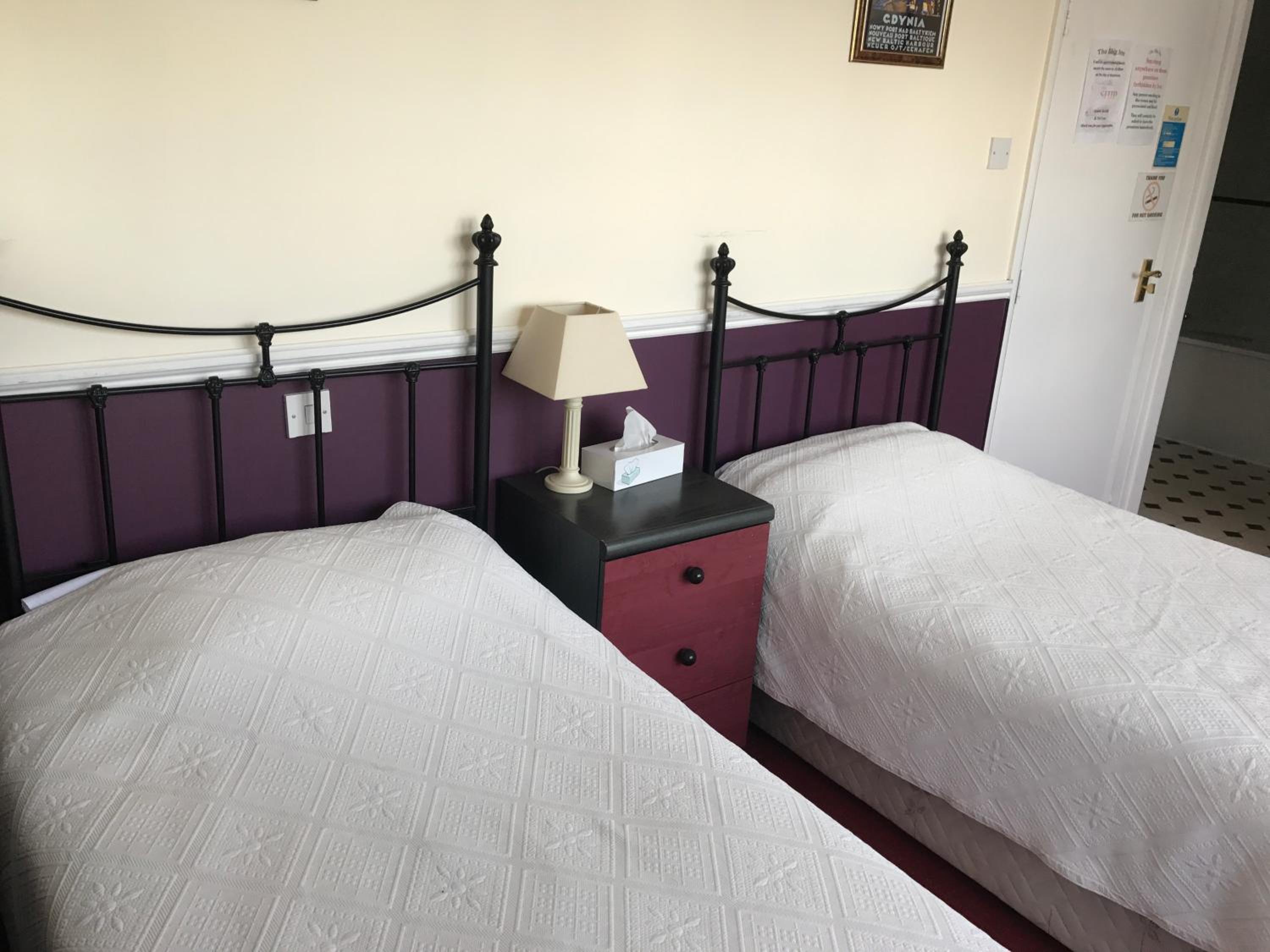 Twin Room - Photo 5