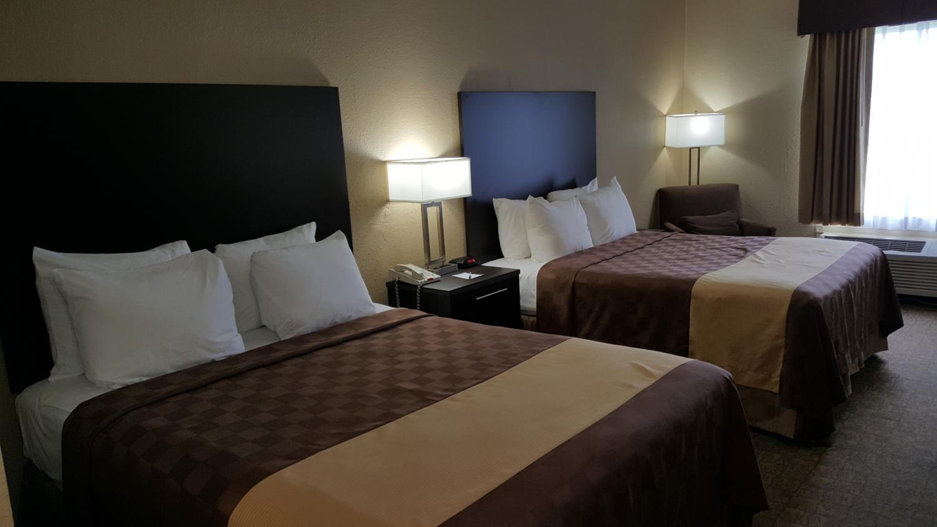 Queen Room with Two Queen Beds - Non-Smoking - Photo 12