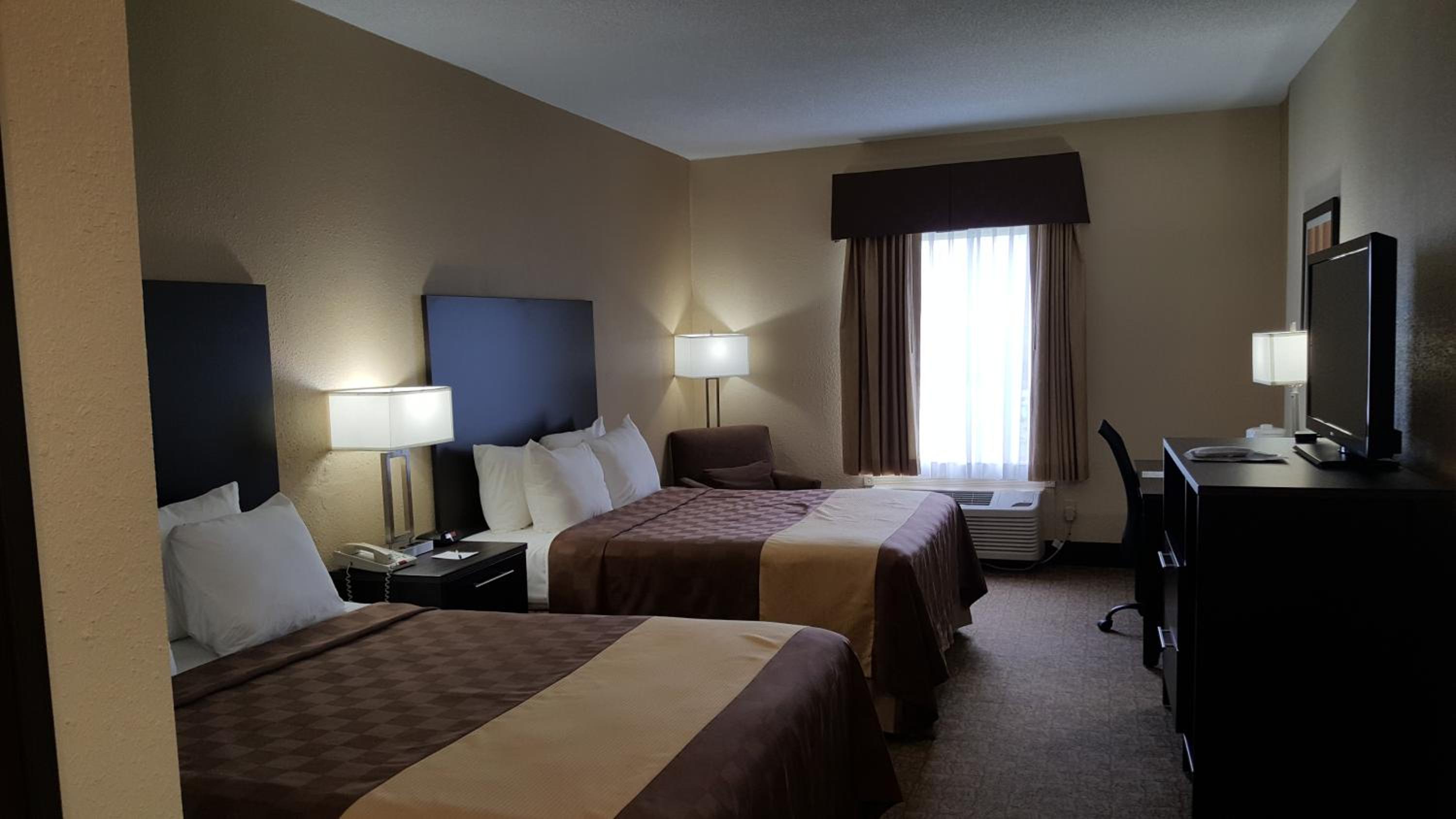 Queen Room with Two Queen Beds - Non-Smoking - Photo 9