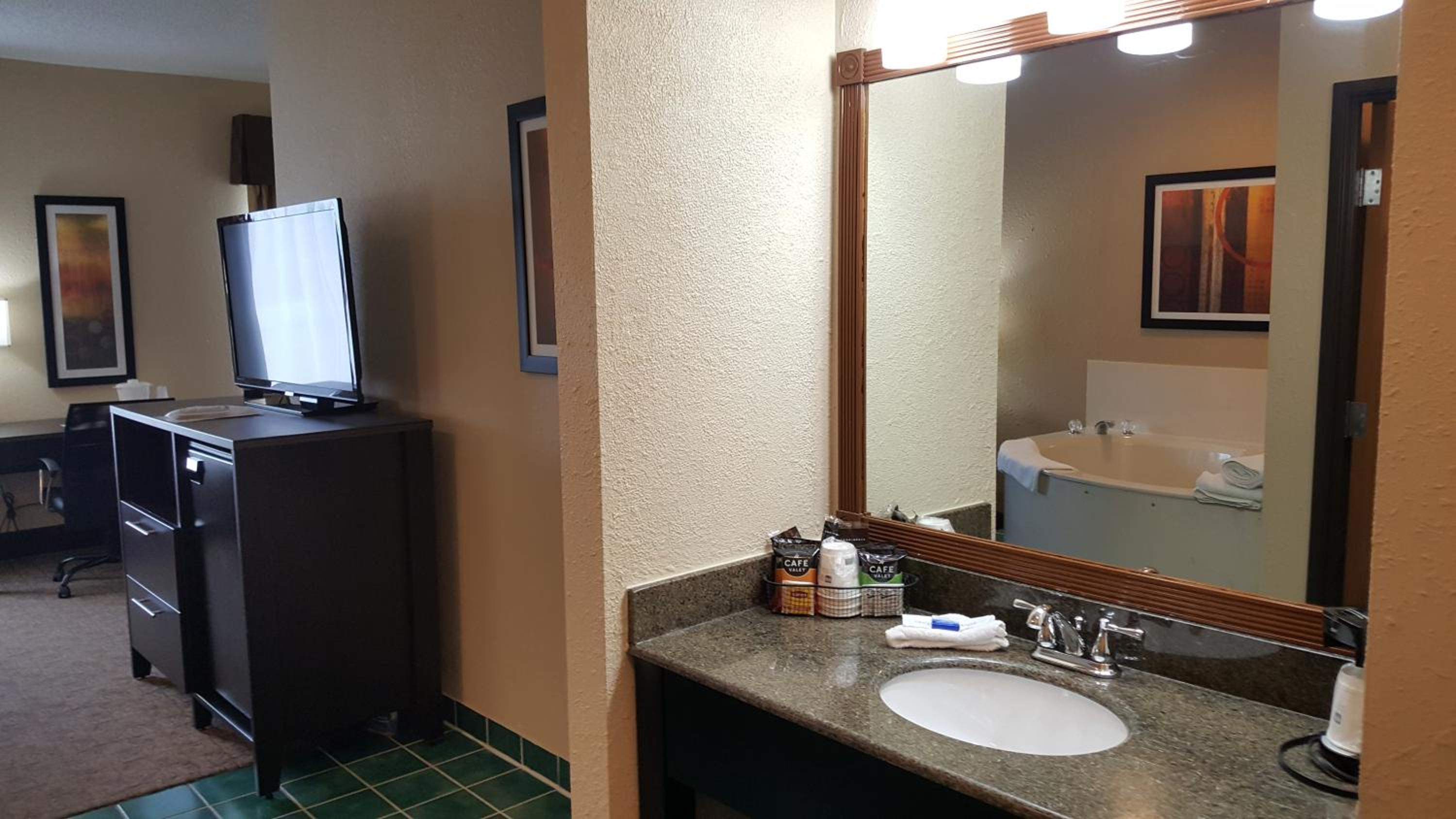 King Suite with Spa Bath - Non-Smoking - Photo 13