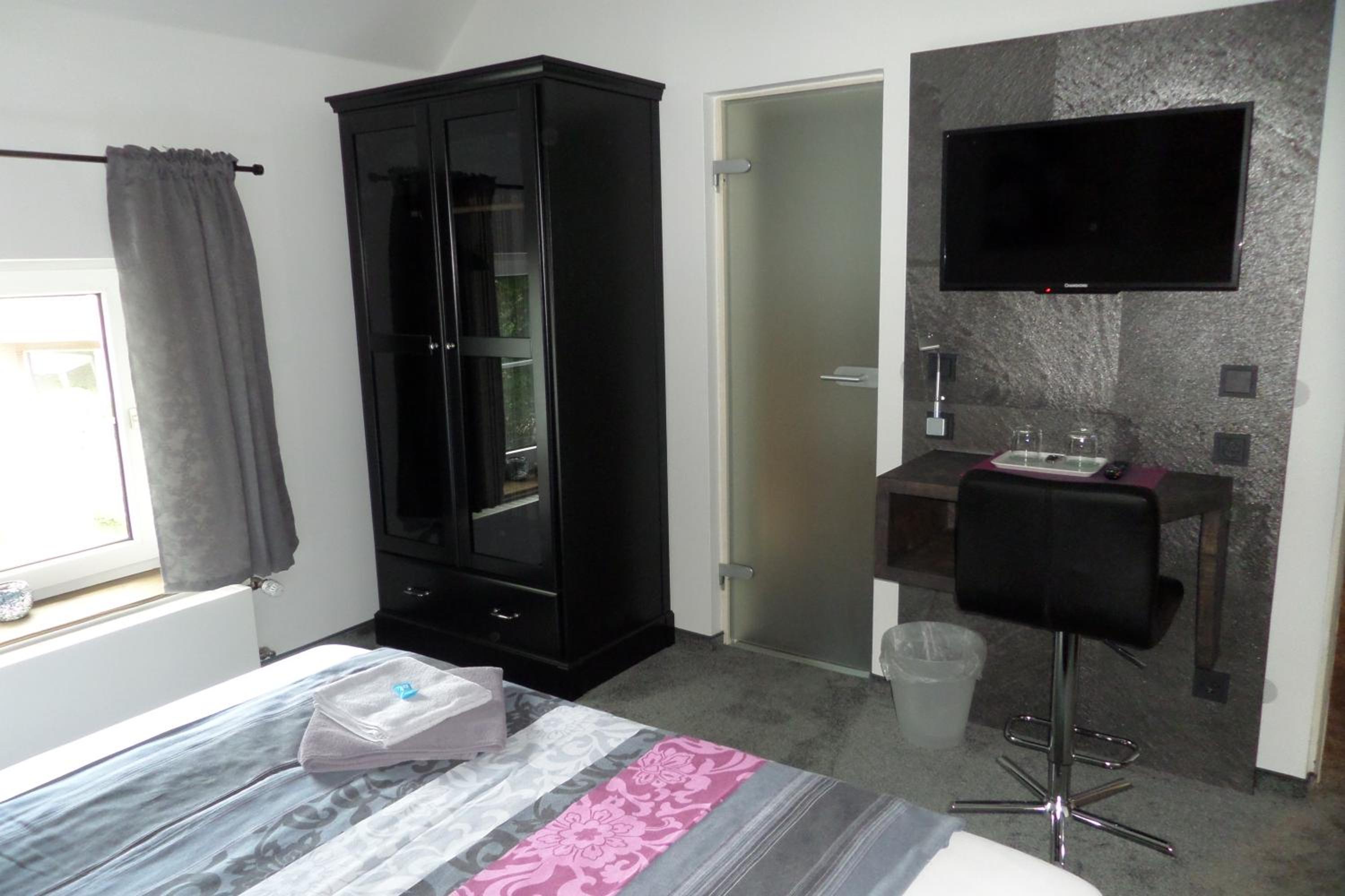 Double Room with Private Bathroom - Photo 3