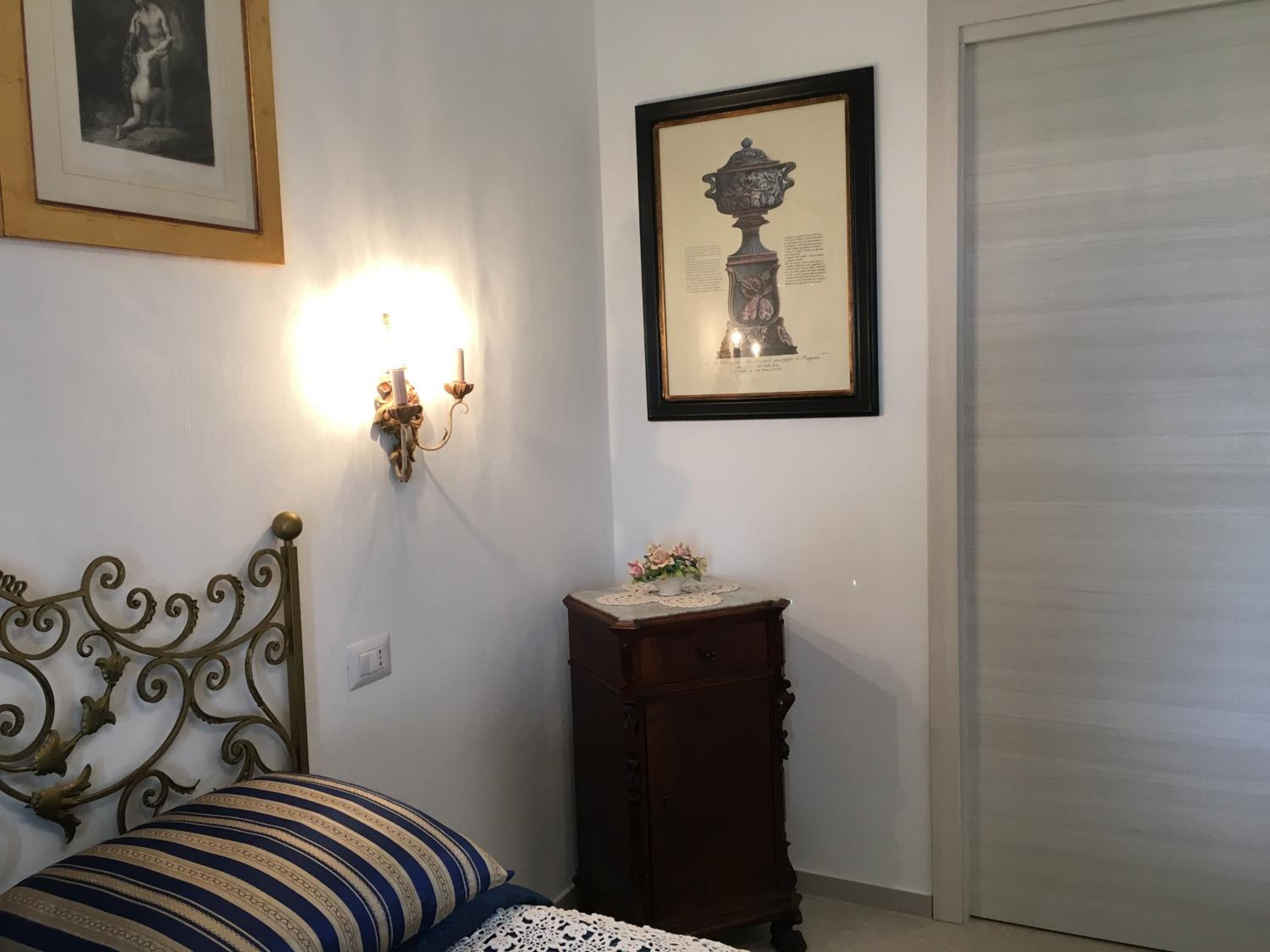 Double or Twin Room with Bathroom - Photo 2