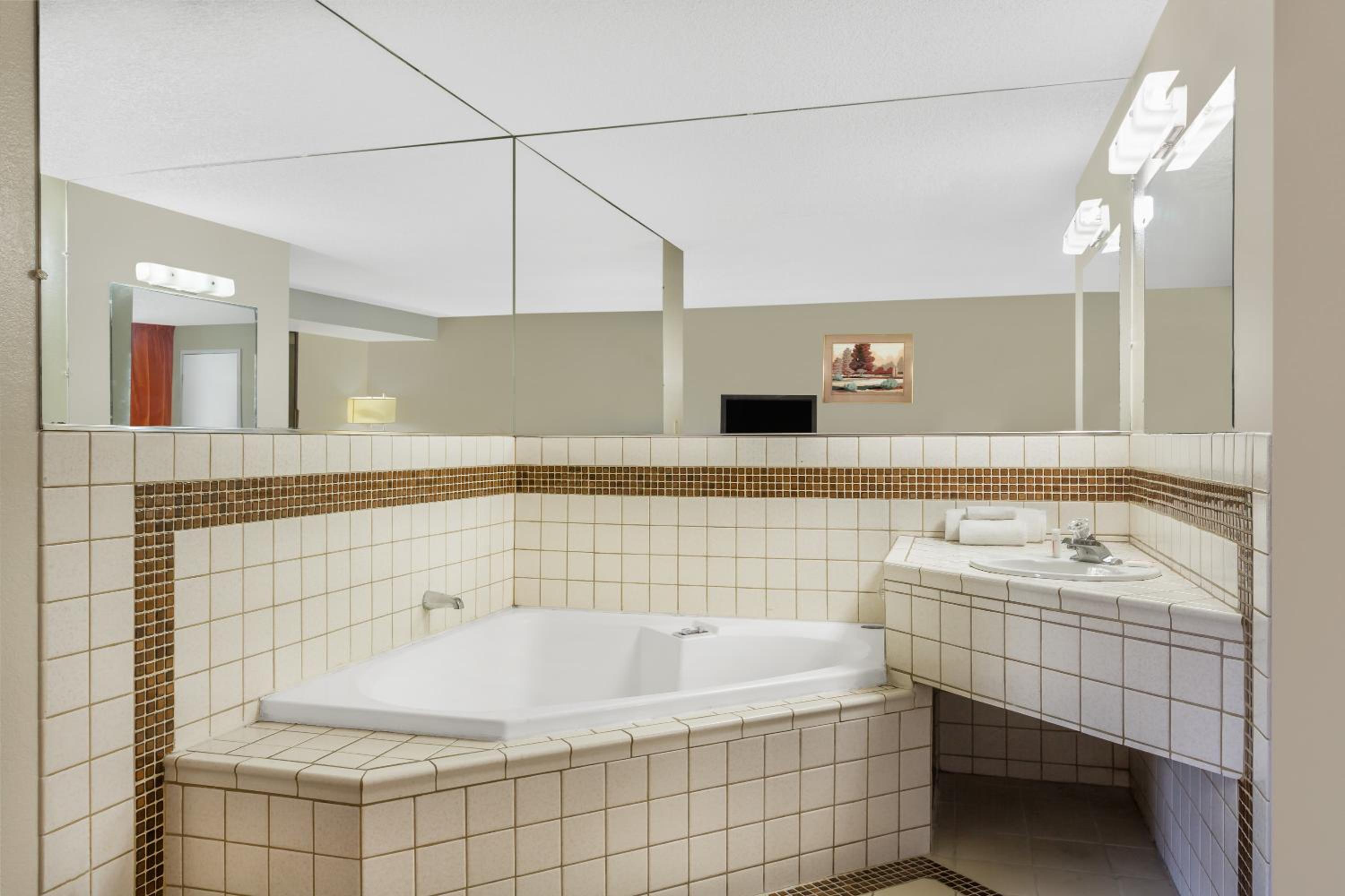 Queen Studio Suite - Non-Smoking photo 2