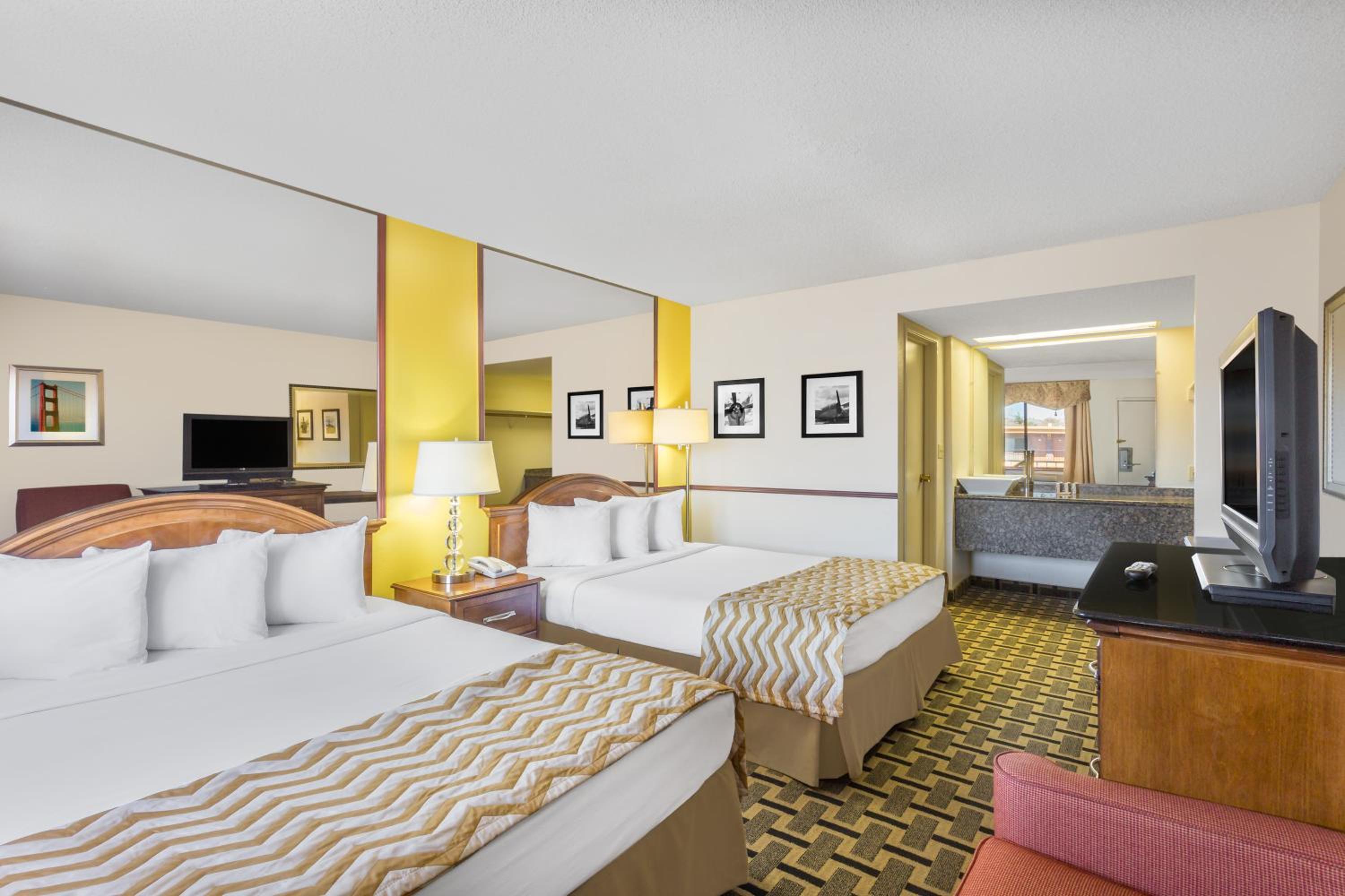Deluxe Queen Room - Disability Access/Non-Smoking photo 2