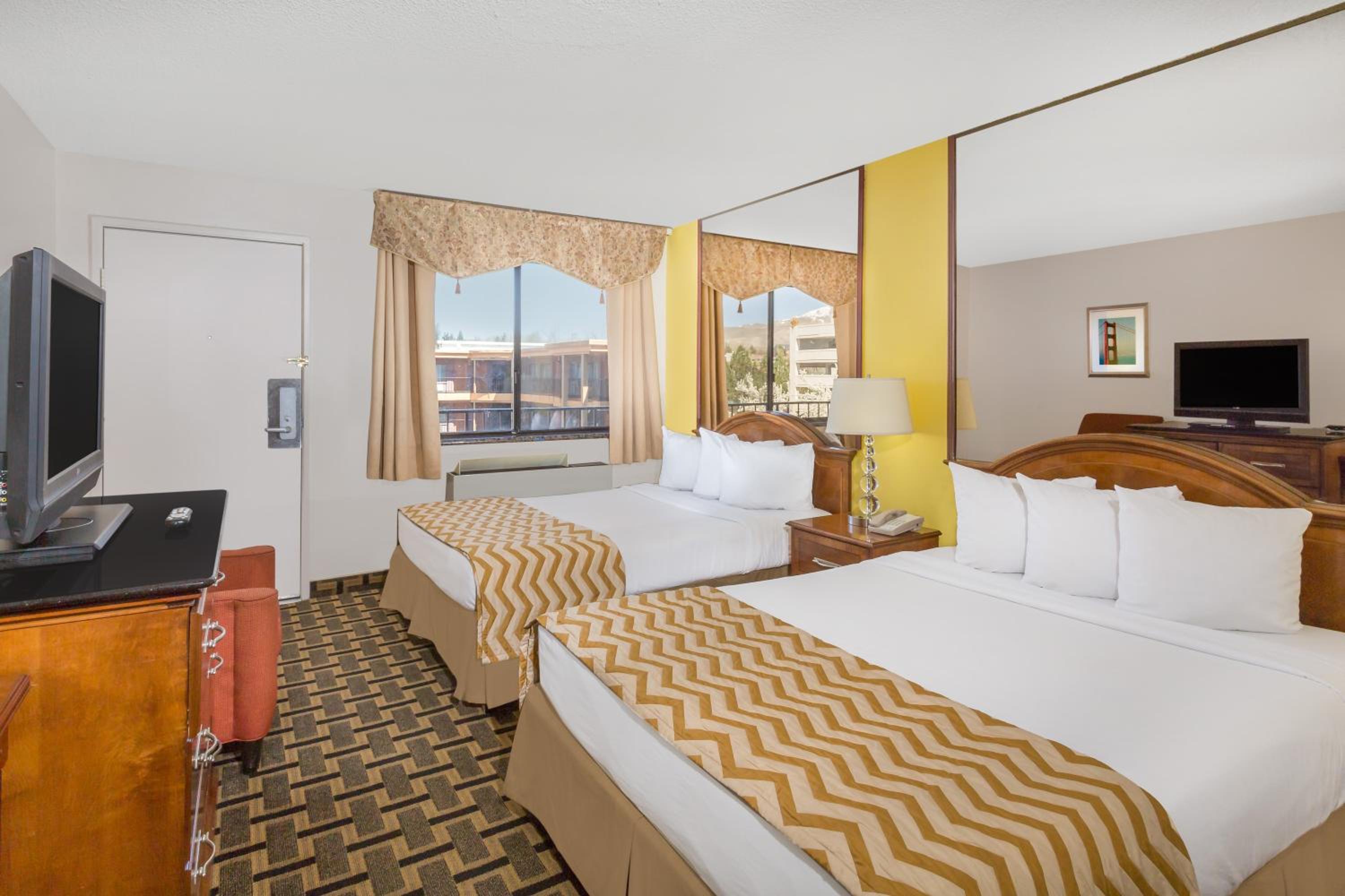 Queen Room with Two Queen Beds - Non-Smoking photo 3