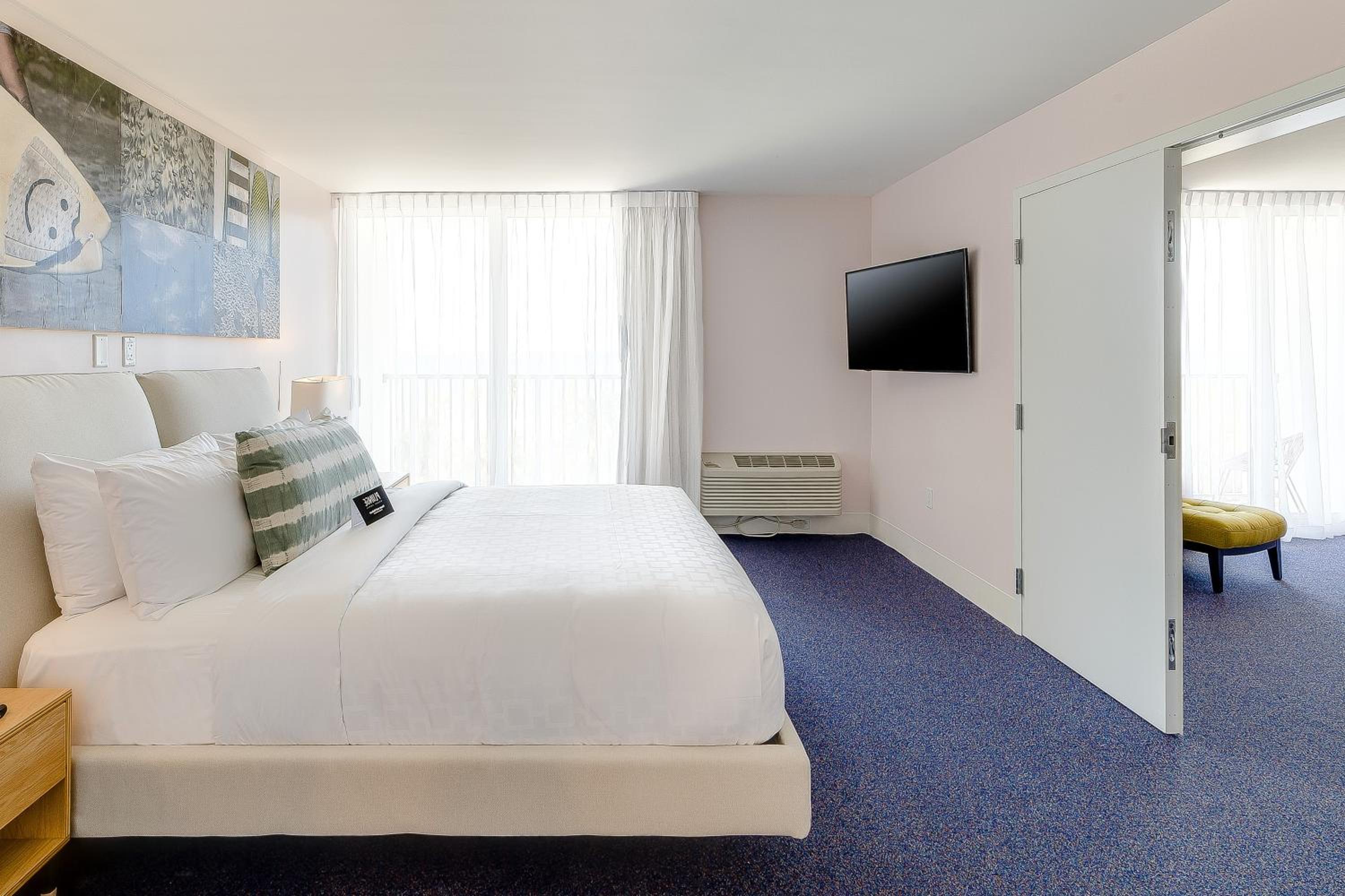 One-Bedroom King Suite - Photo 3