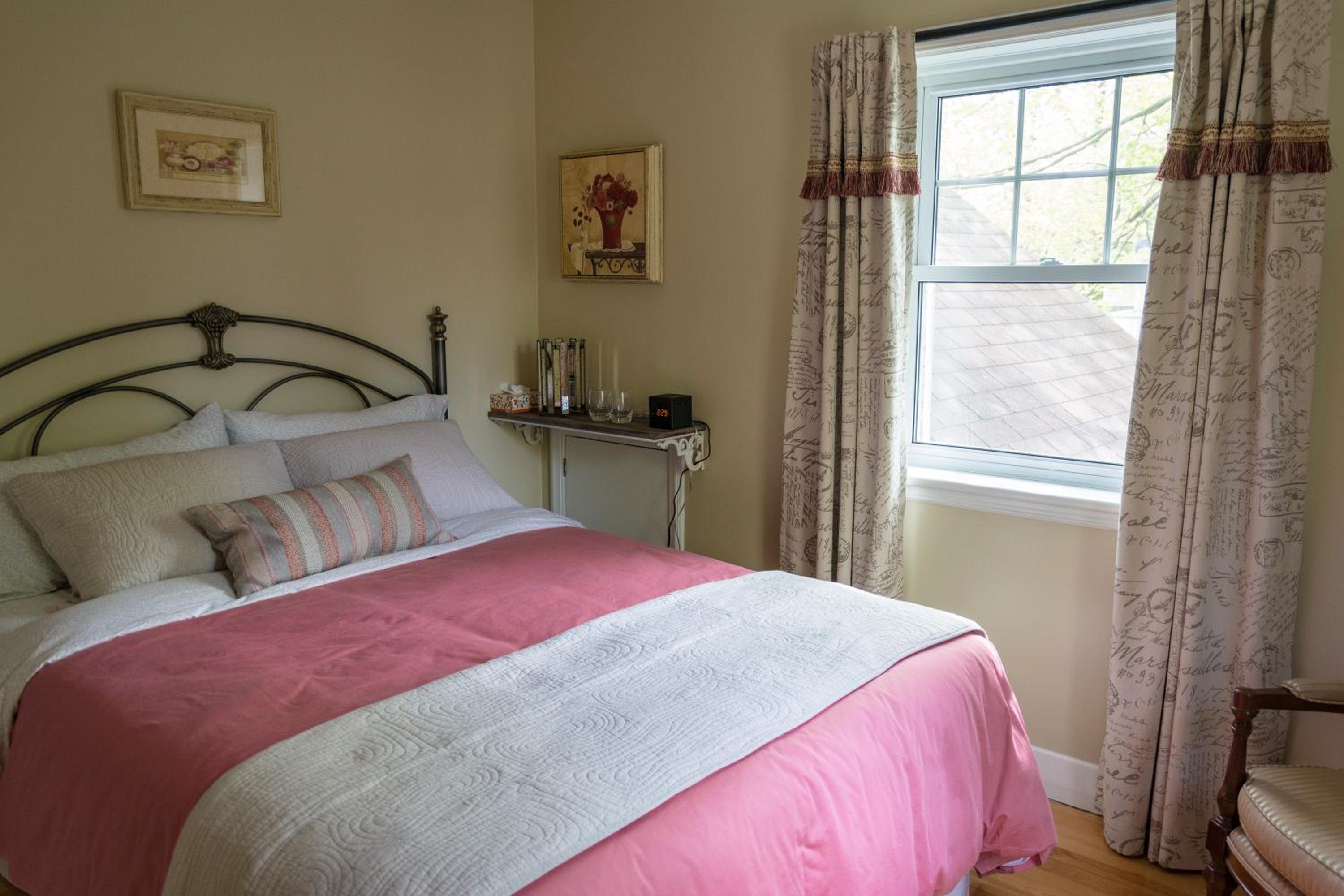 Queen Room with Shared Bathroom photo 1