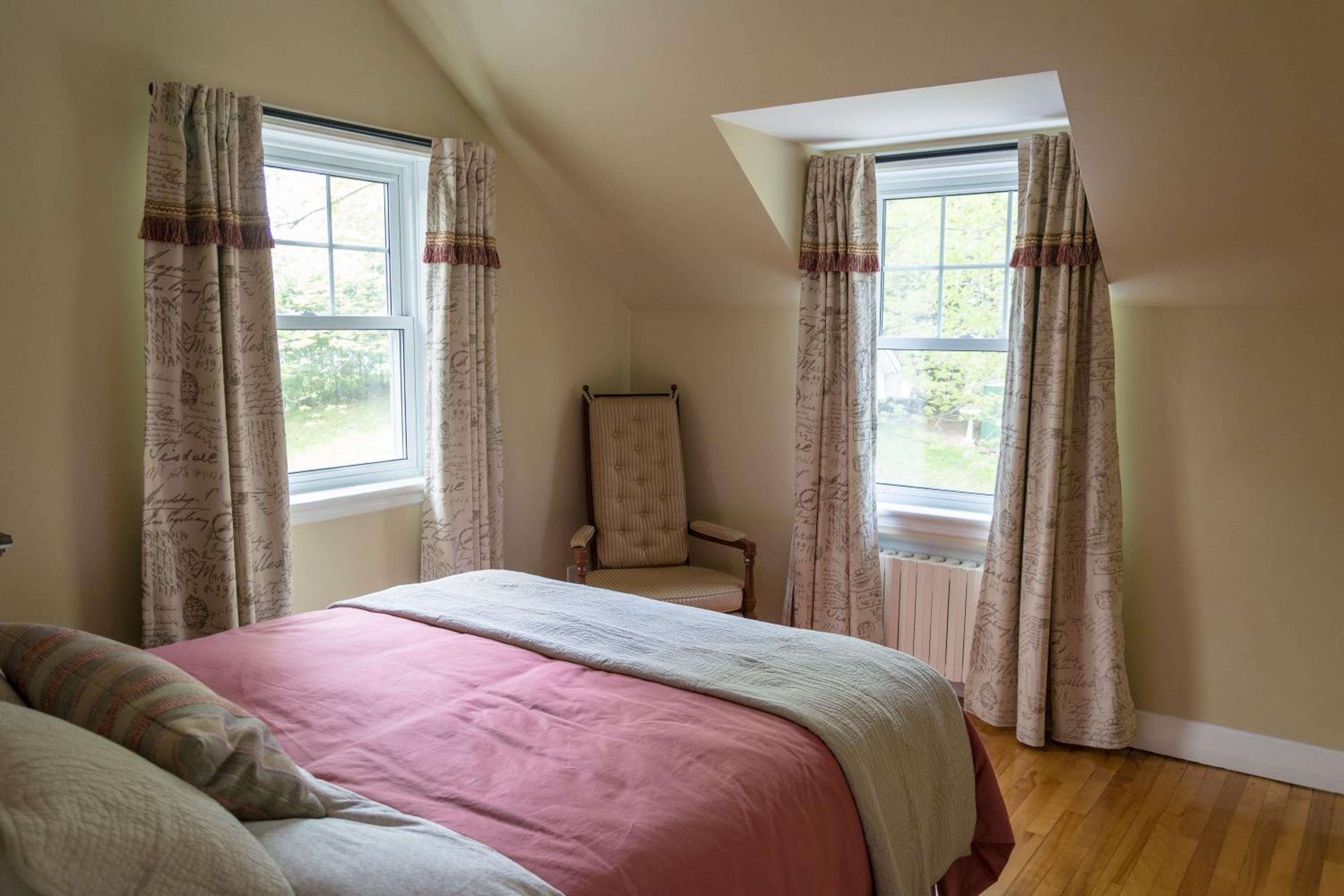 Queen Room with Shared Bathroom photo 3