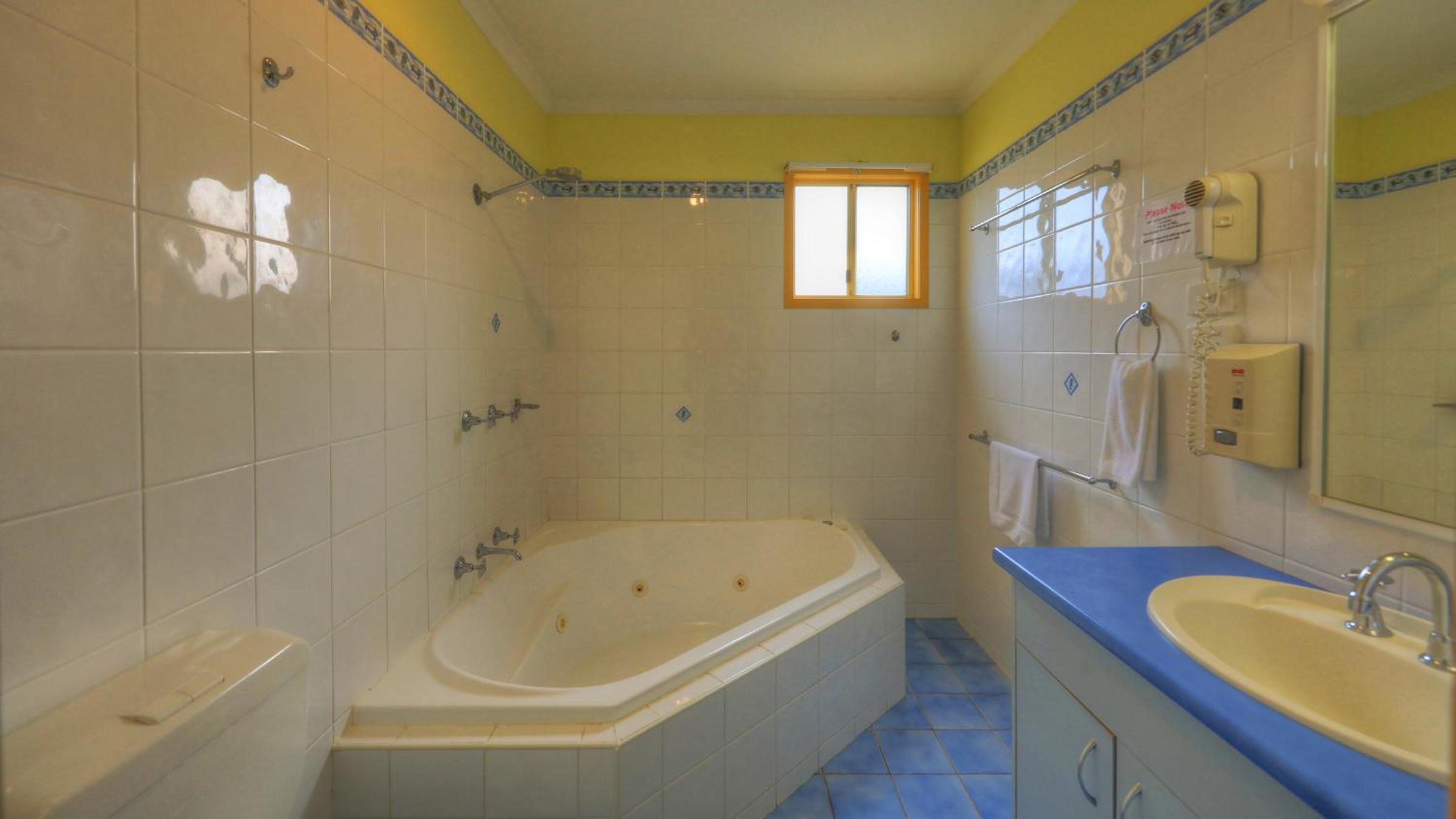 Snug Cove Two-Bedroom Villa with Spa Bath - No Pets Allowed photo 3