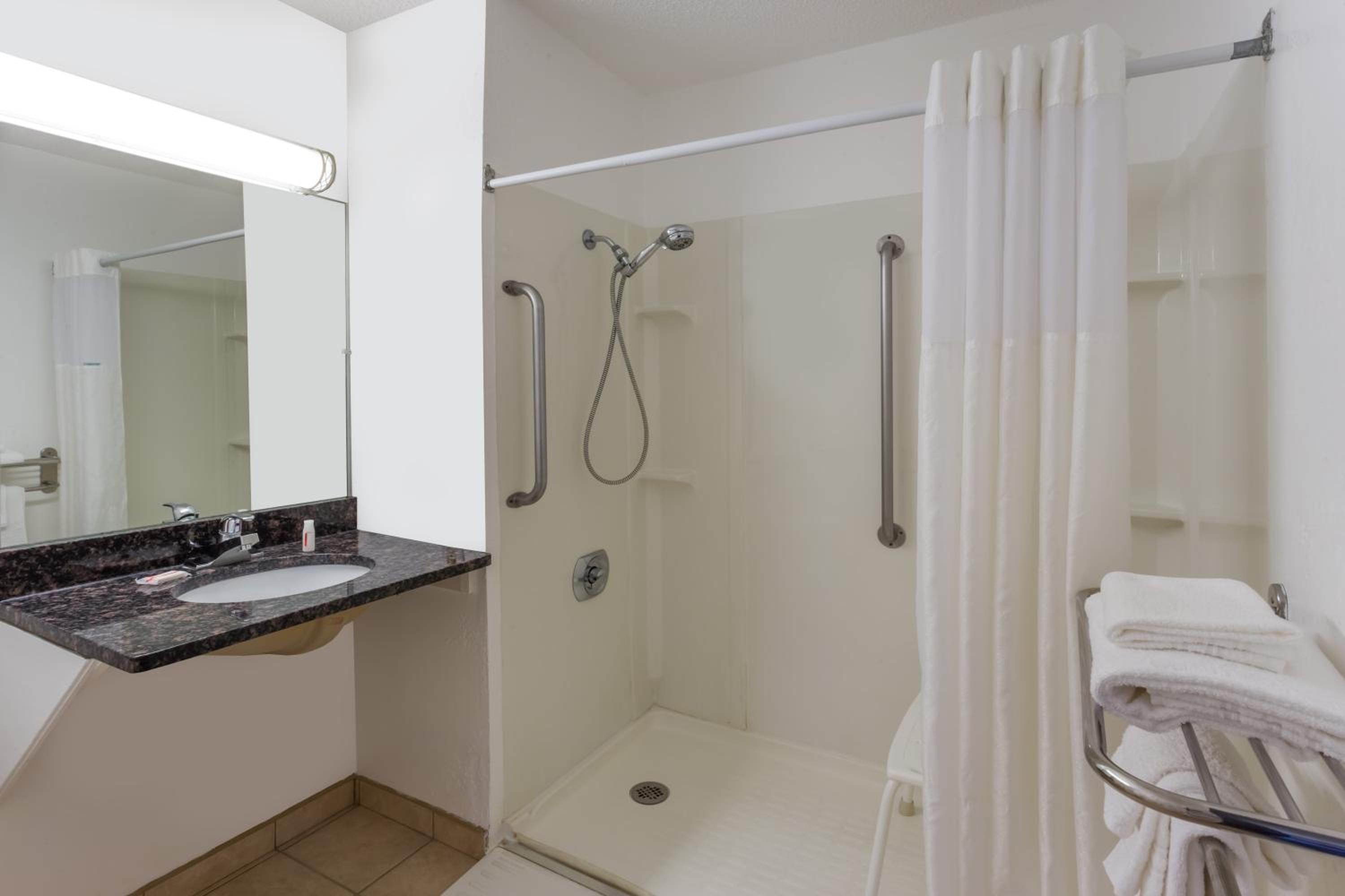 Queen Room - Mobility Access/Non-Smoking - Photo 3