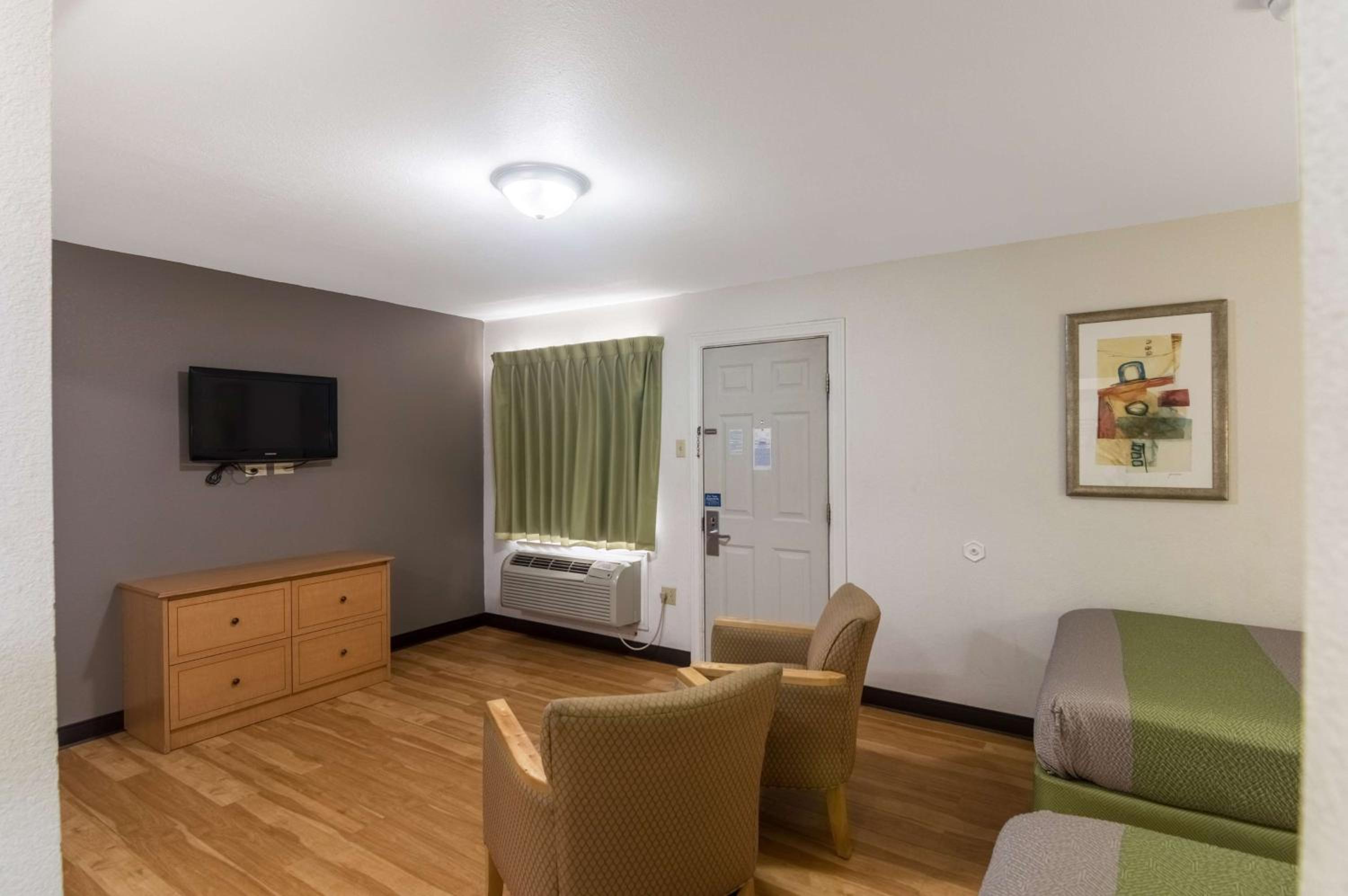 King Room with Two King Beds - Non-Smoking photo 3