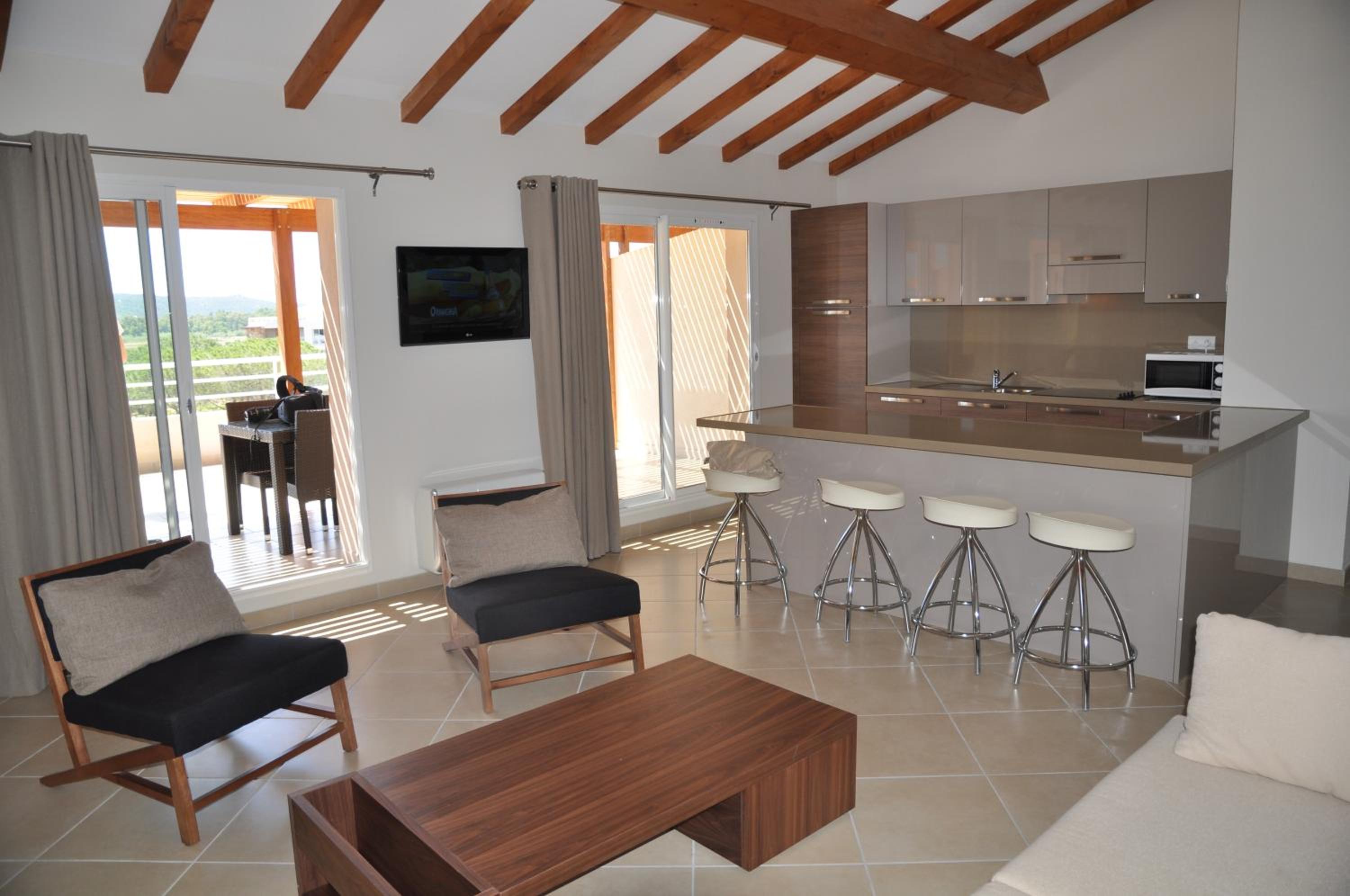 Deluxe Two-Bedroom Apartment - Pool Side