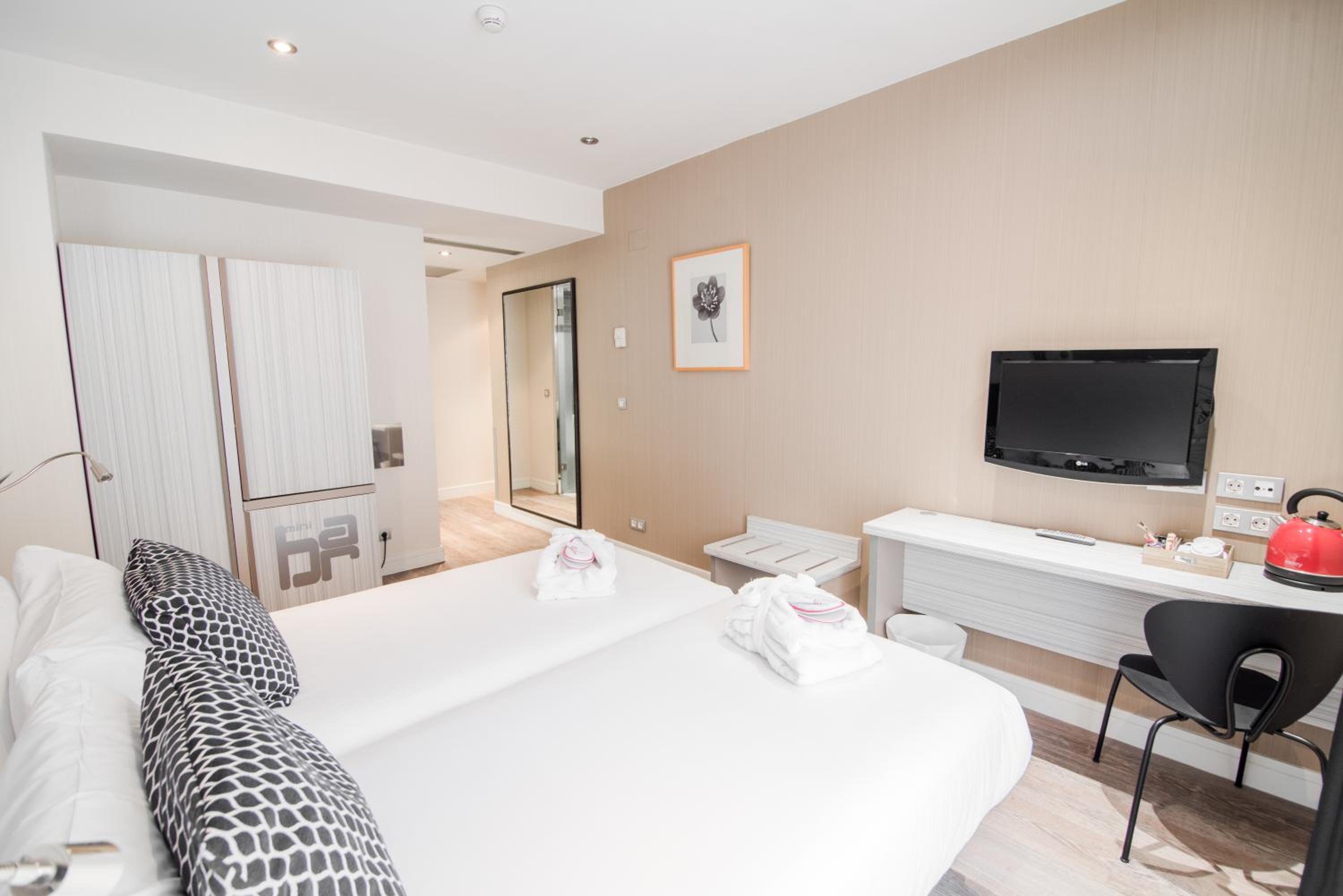 Double Room with City View - Photo 3