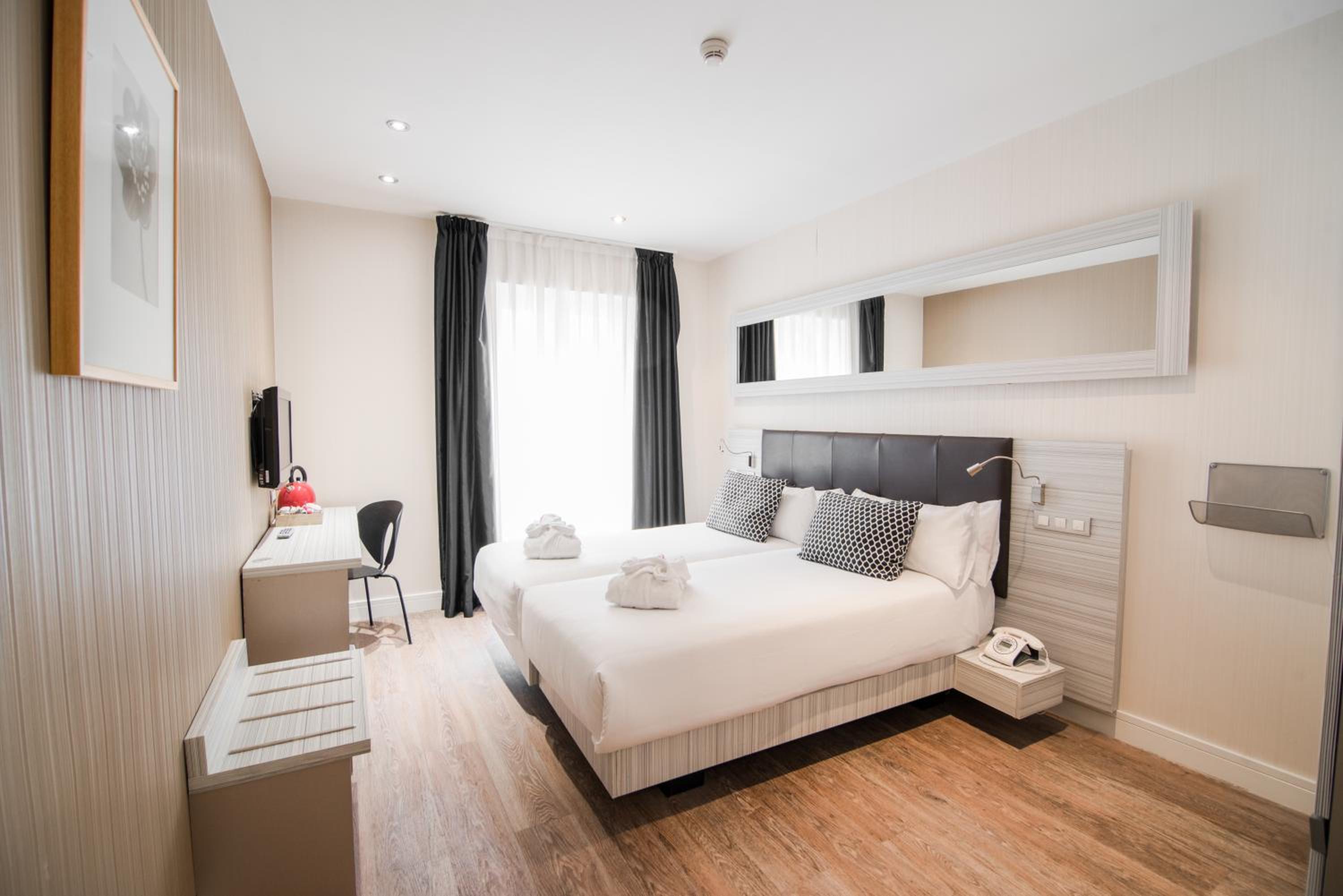 Double Room with City View - Photo 1