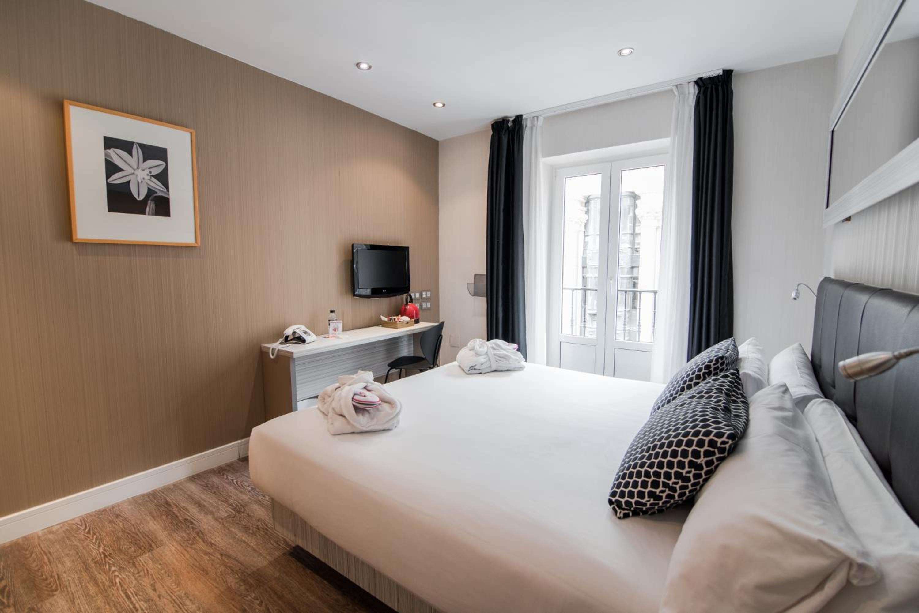 Double Room with City View - Photo 5