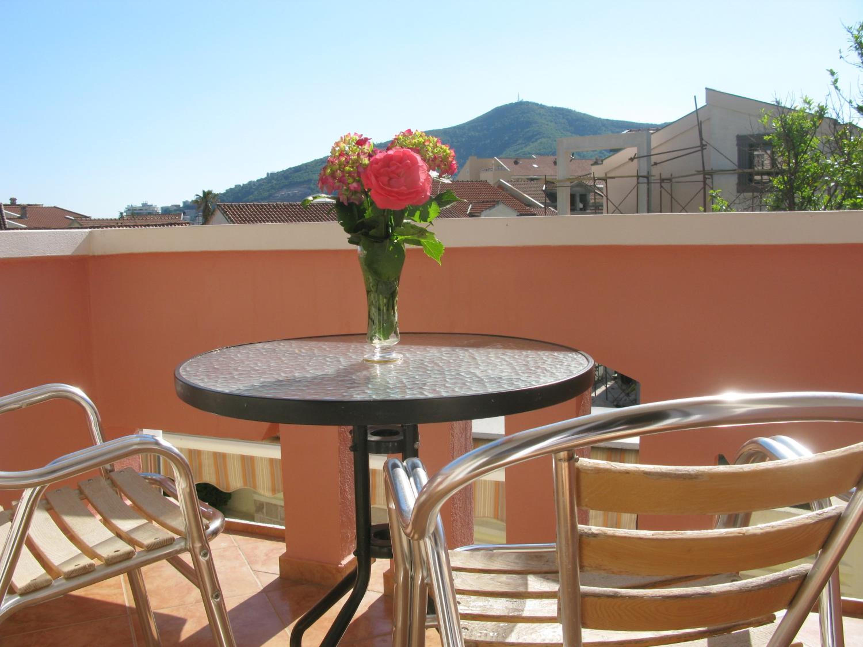 Twin Room with Balcony and City View - Photo 9