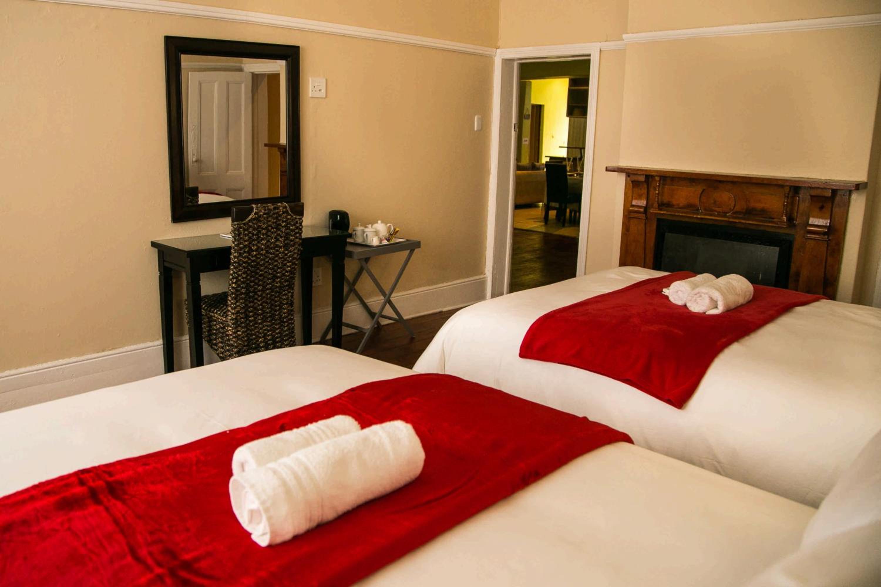 Executive Queen Room with Two Queen Beds photo 3