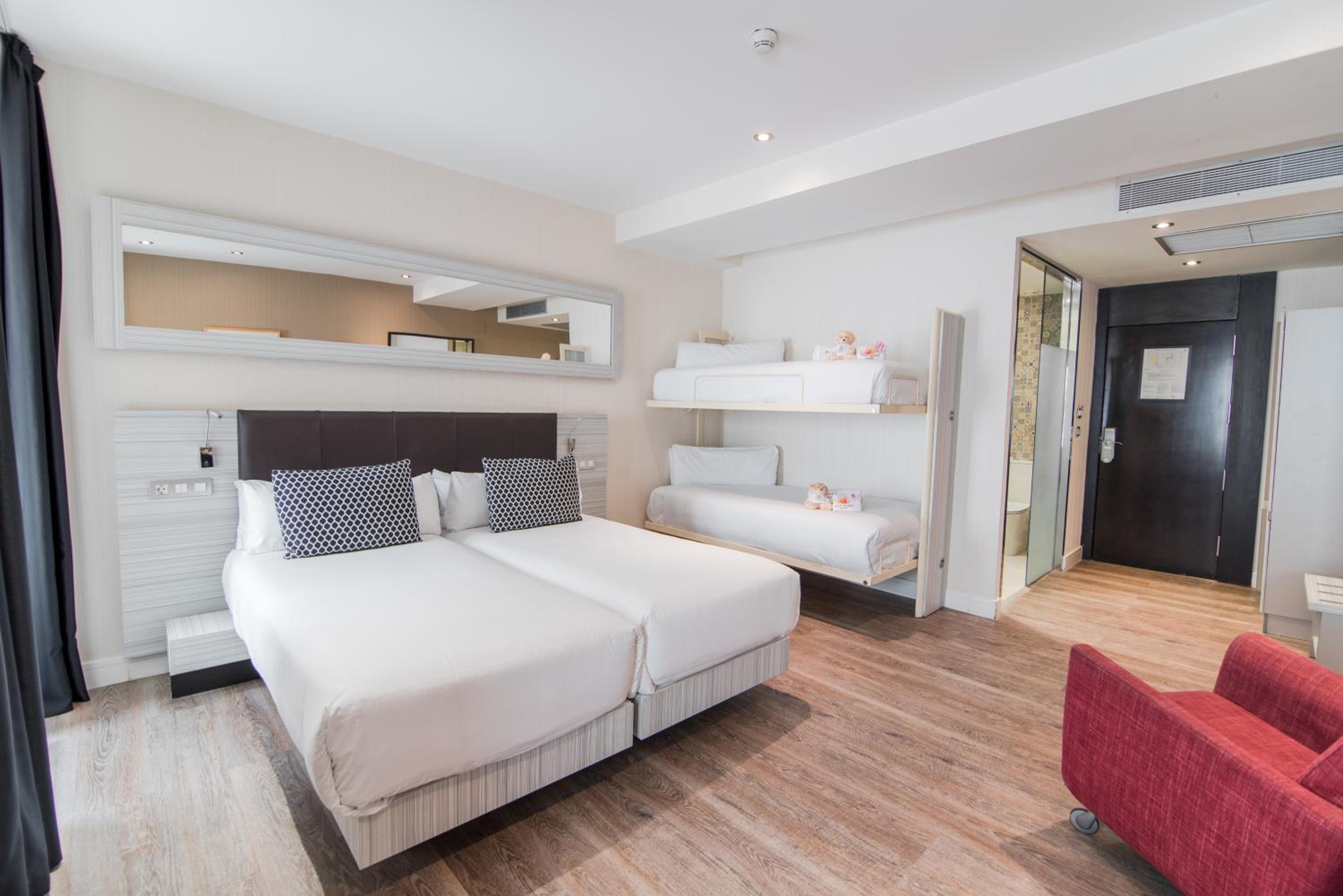 Quadruple Room (4 Adults) - Photo 5