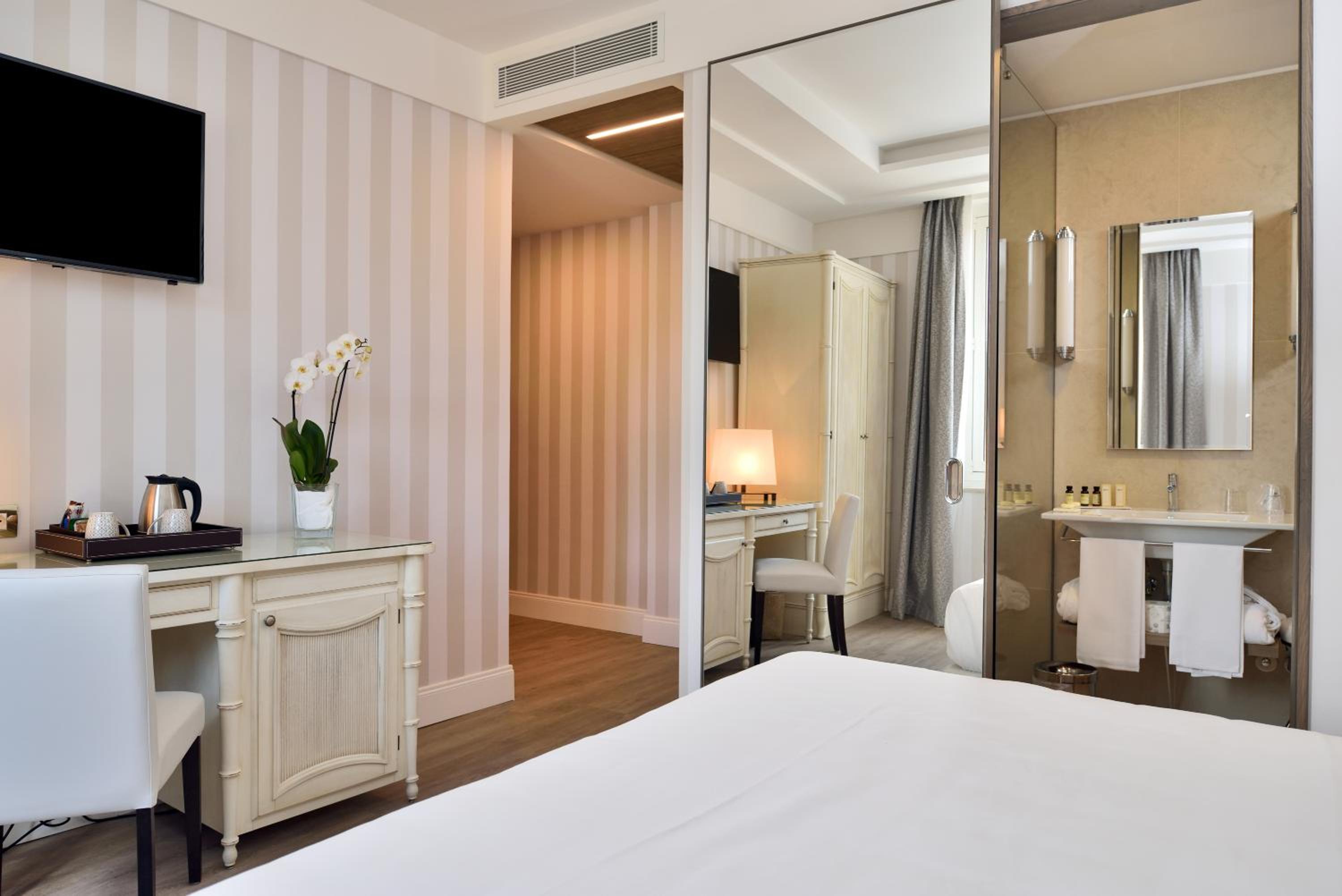 Deluxe Double or Twin Room - Photo 6