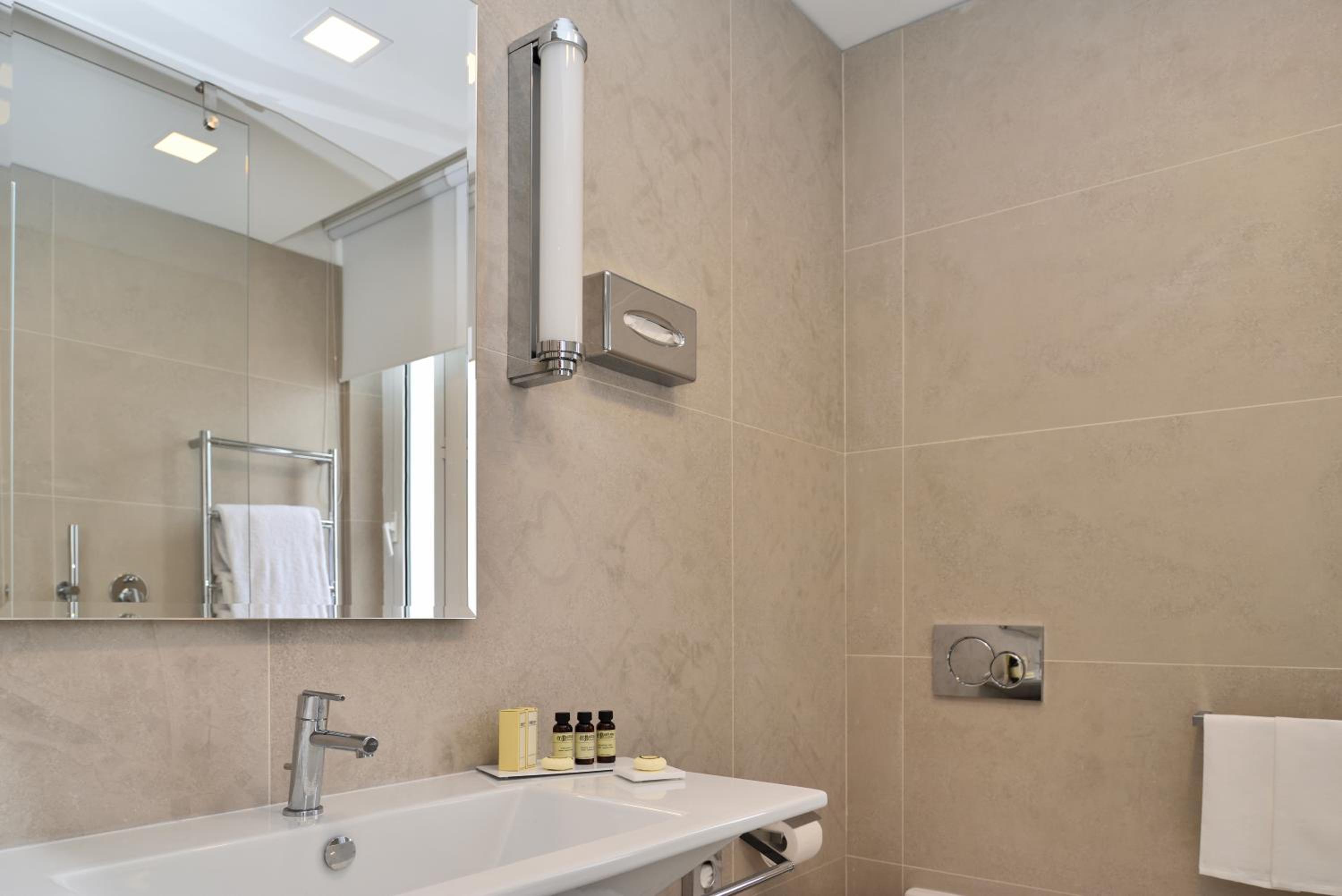 Deluxe Double or Twin Room - Photo 4