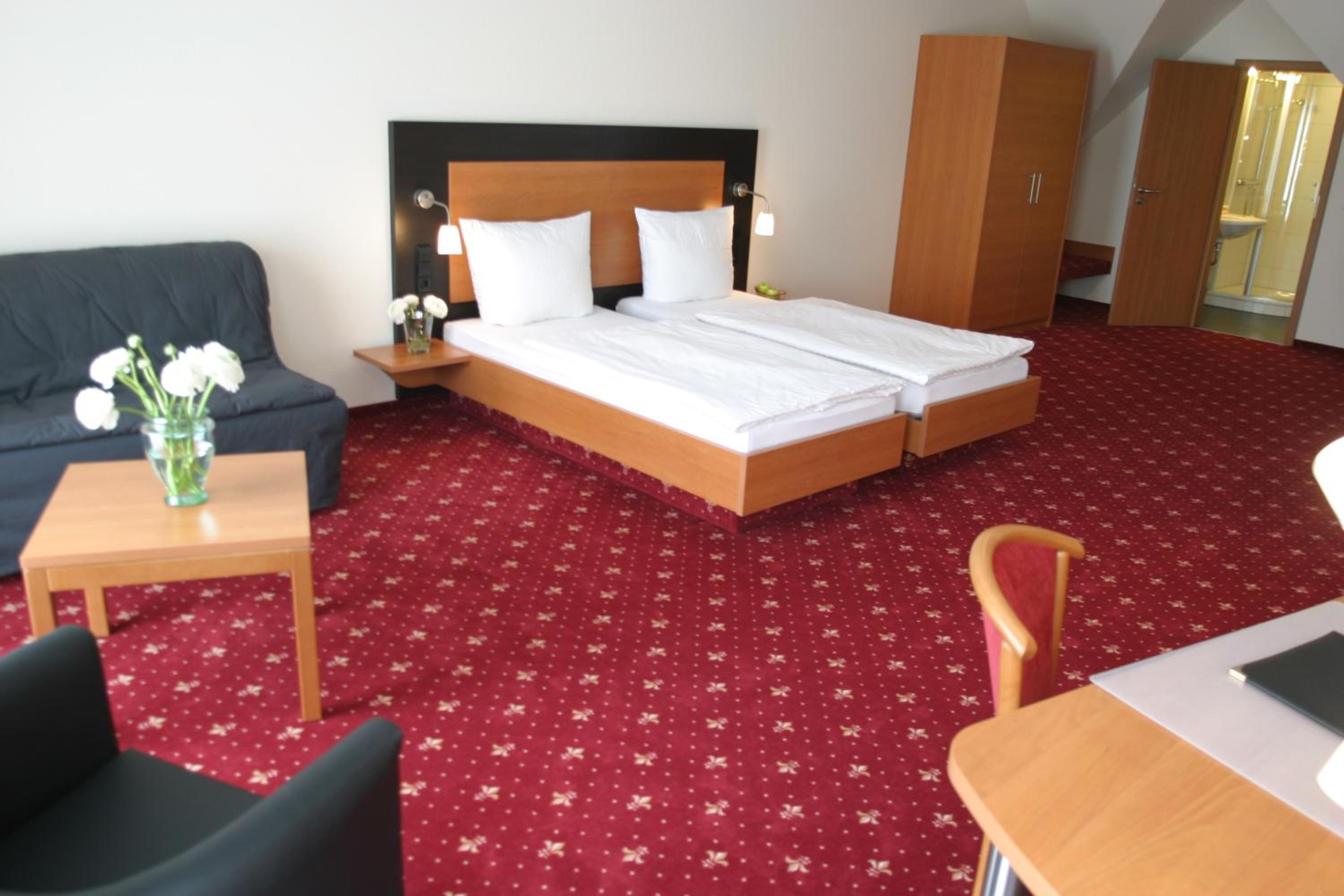 Large Double Room - Photo 2
