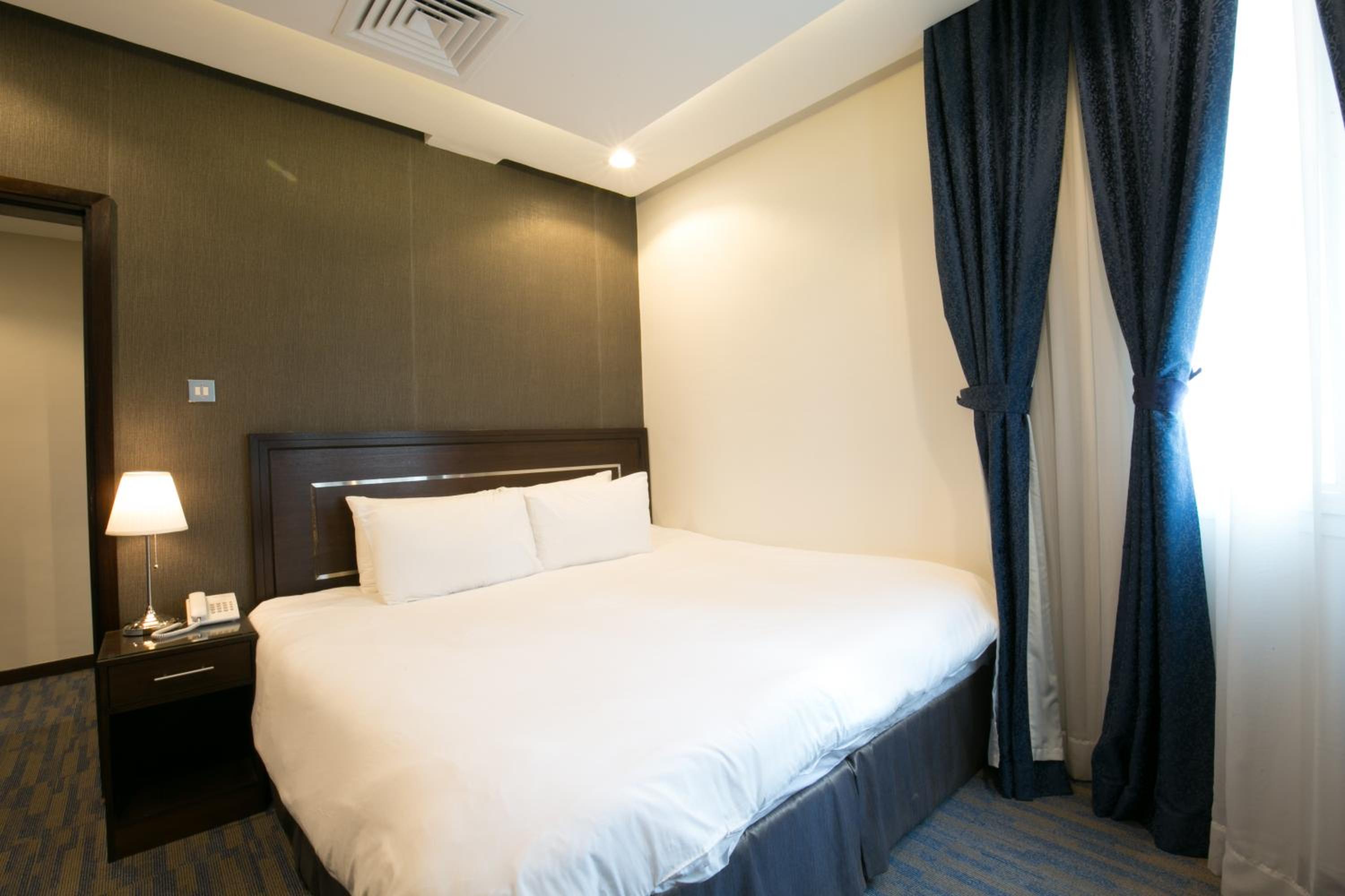 Deluxe Room King Bed photo 1