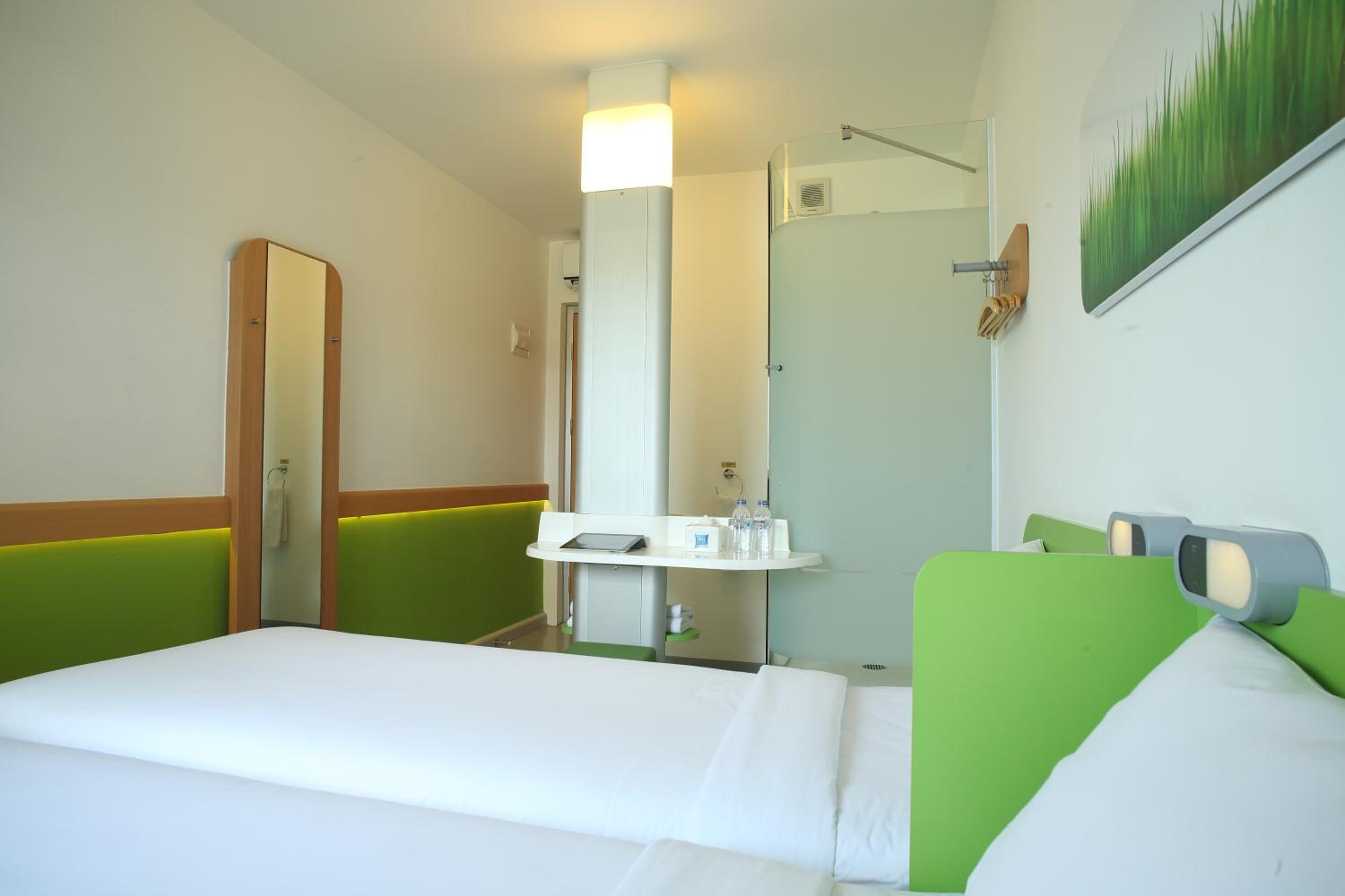 Standard Twin Room with Runaway View - Photo 2