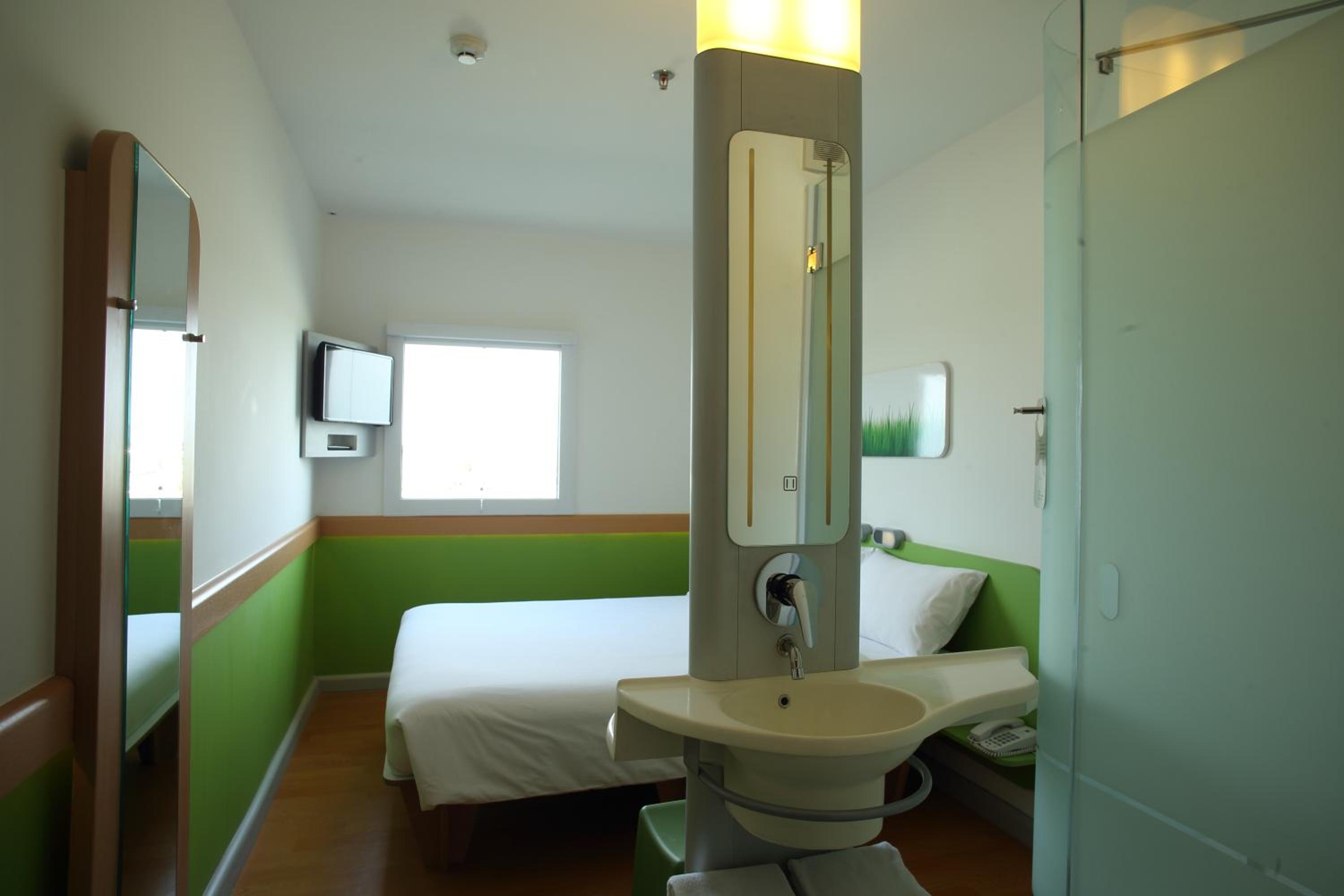 Standard Queen Room with Runaway View - Photo 4
