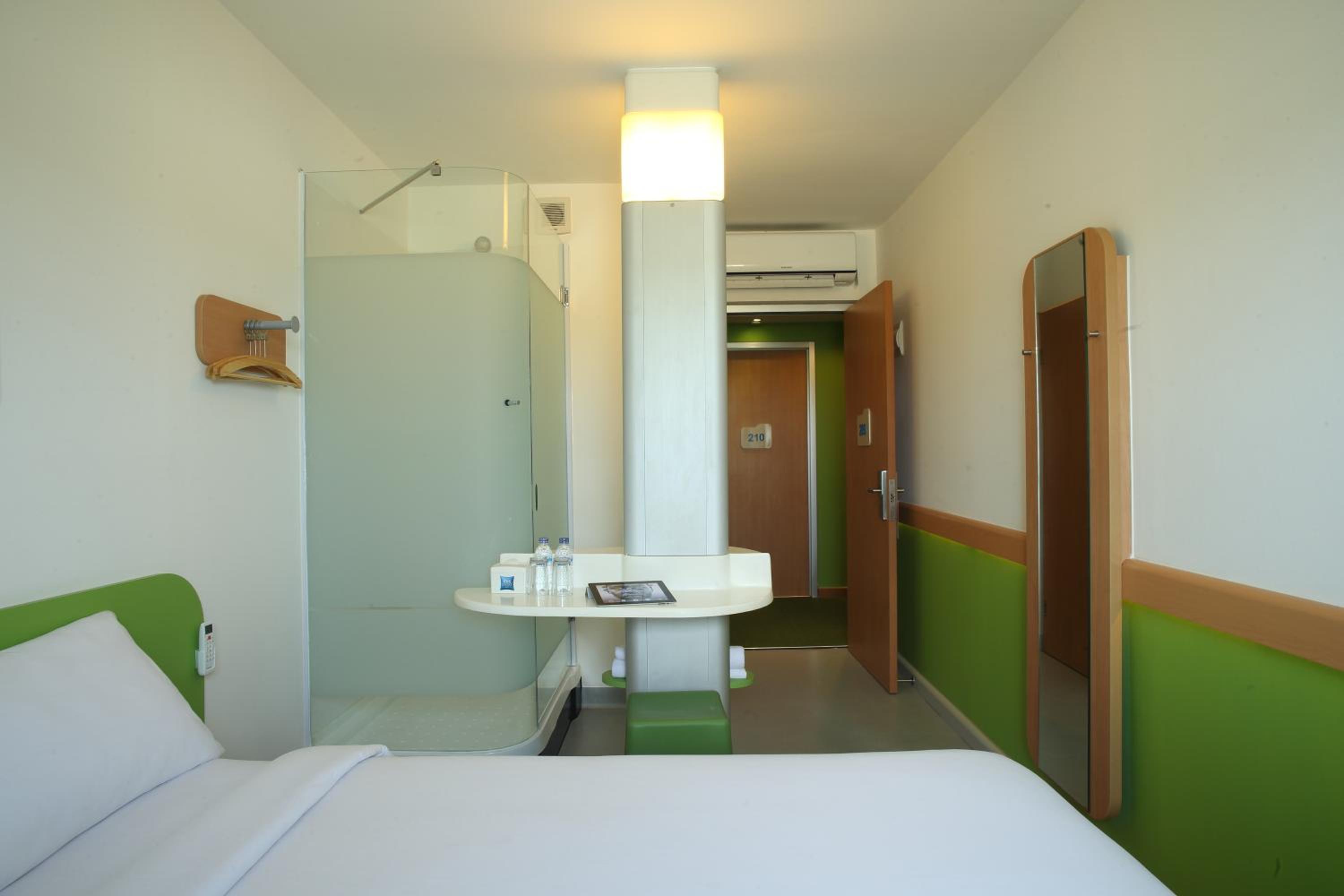 Standard Queen Room - Photo 6