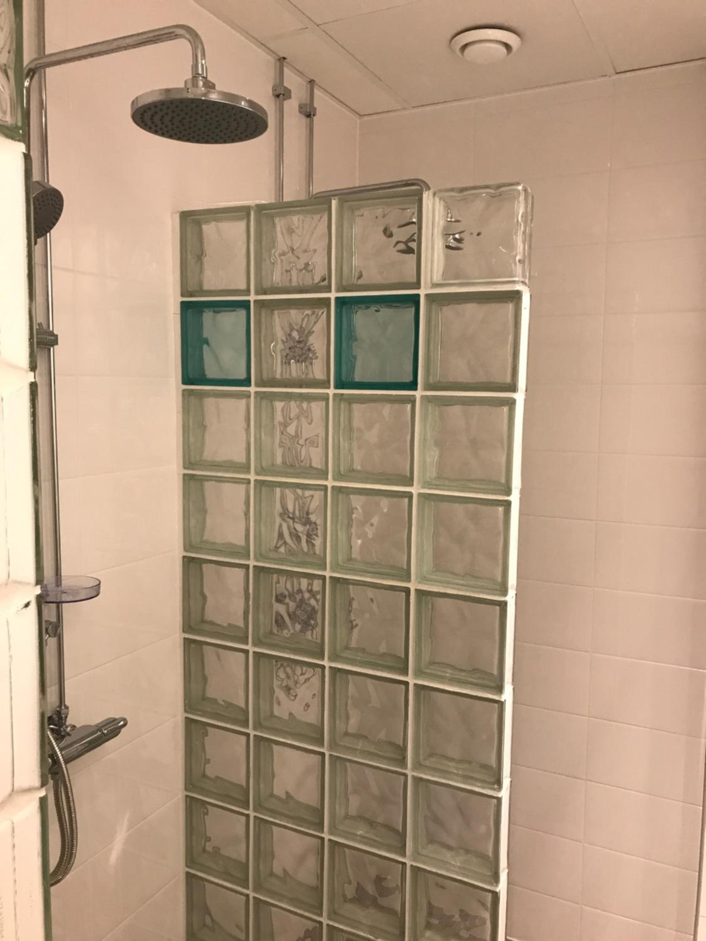 Budget Twin Room with Shared Bathroom photo 2