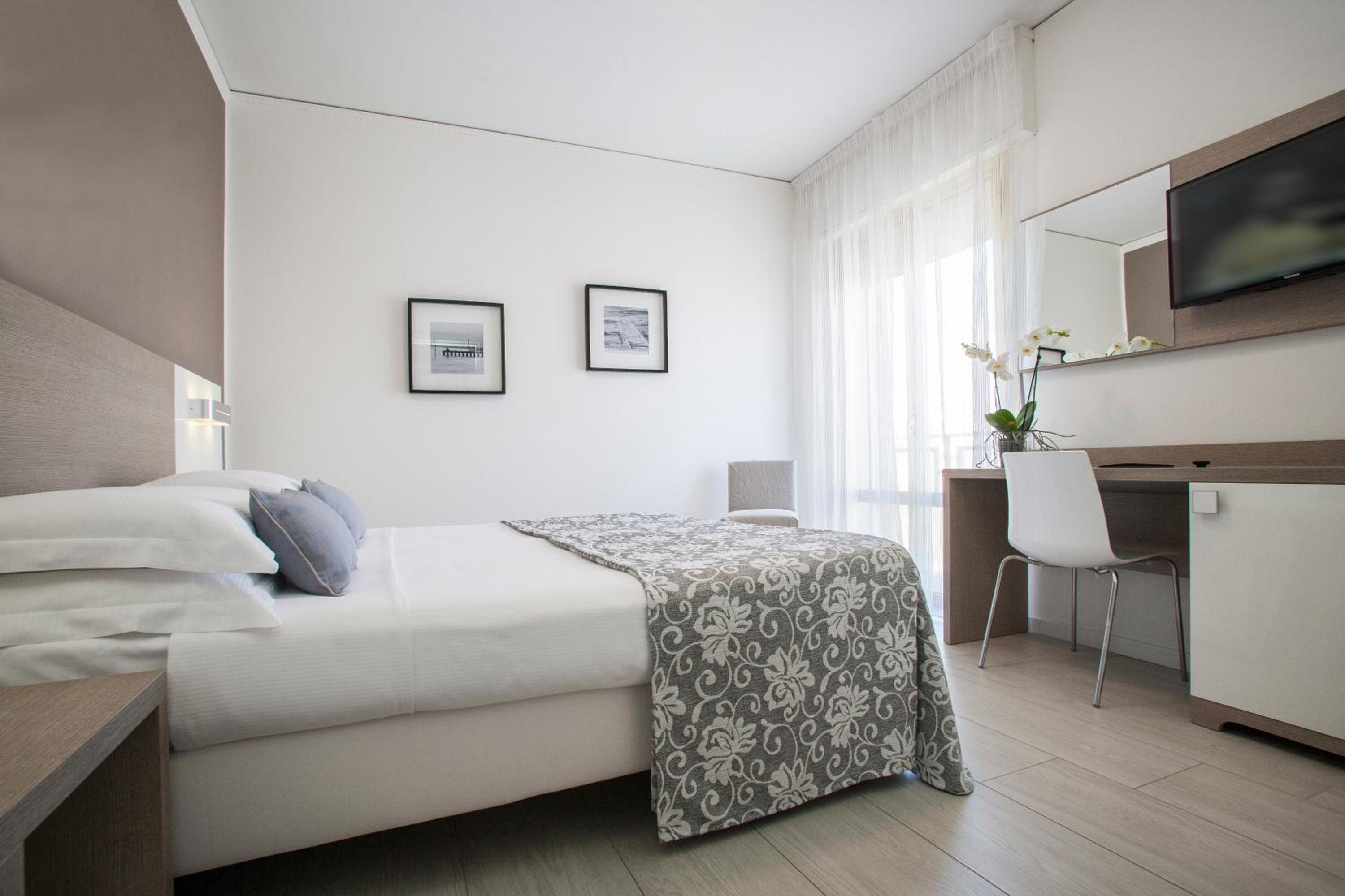 Double or Twin Room with Partial Sea View photo 1